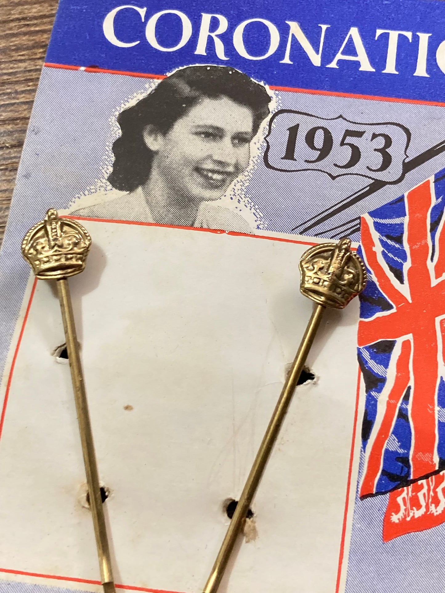 True Vintage Pair of queens 1954 coronation gold tone royal crown Hair Clips original card