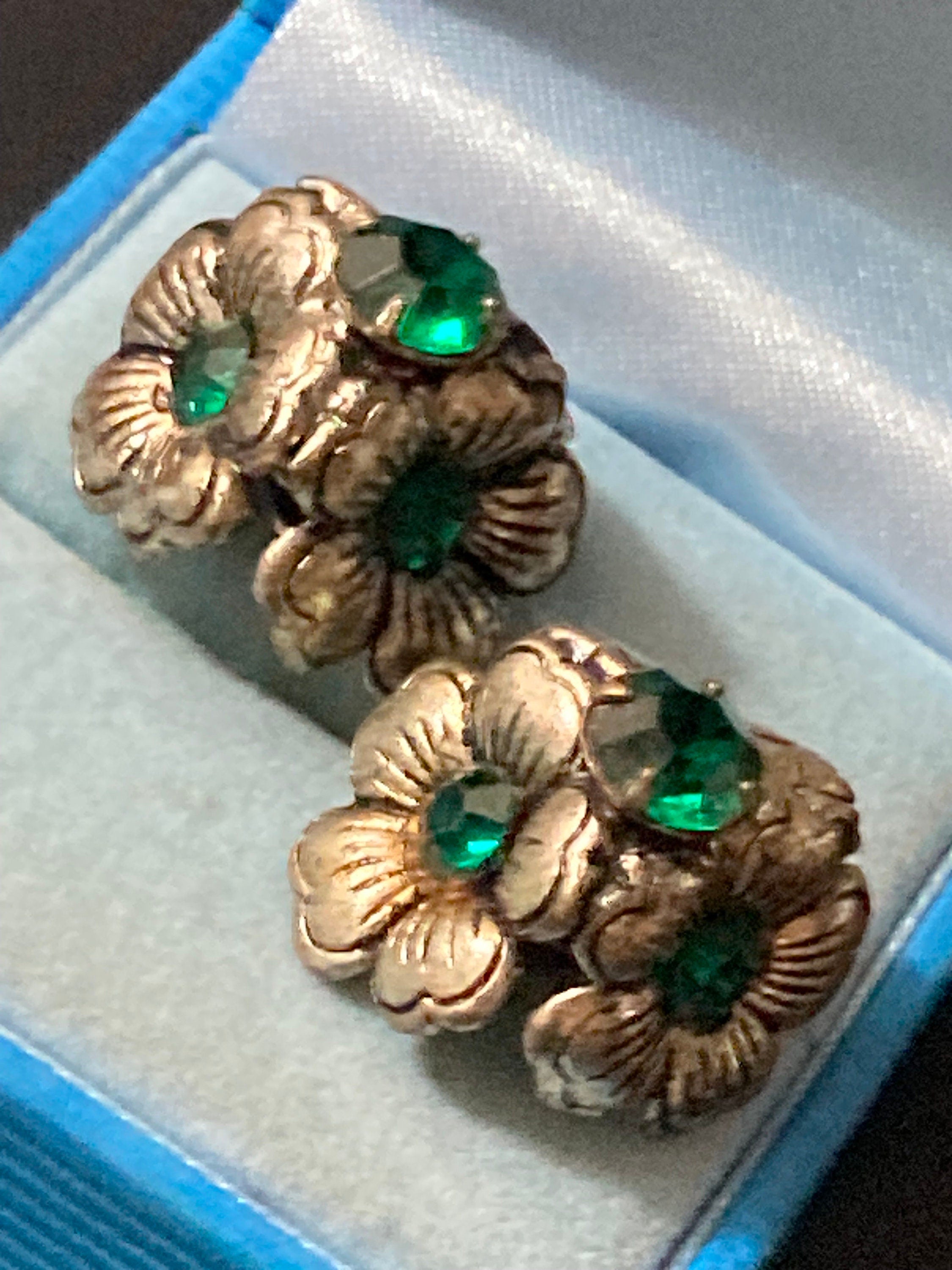 Vintage silvertone emerald green diamanté clip on earrings