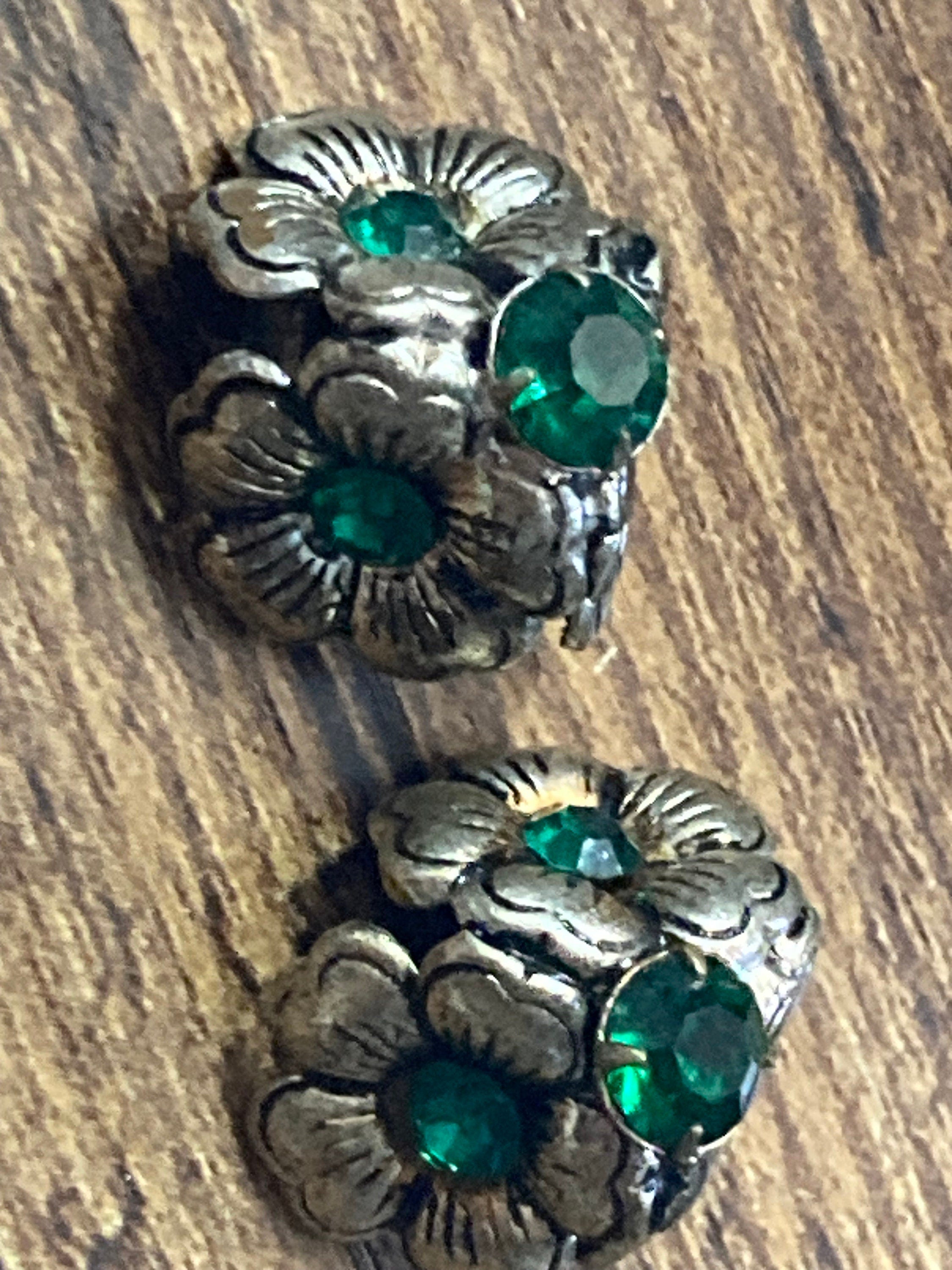 Vintage silvertone emerald green diamanté clip on earrings