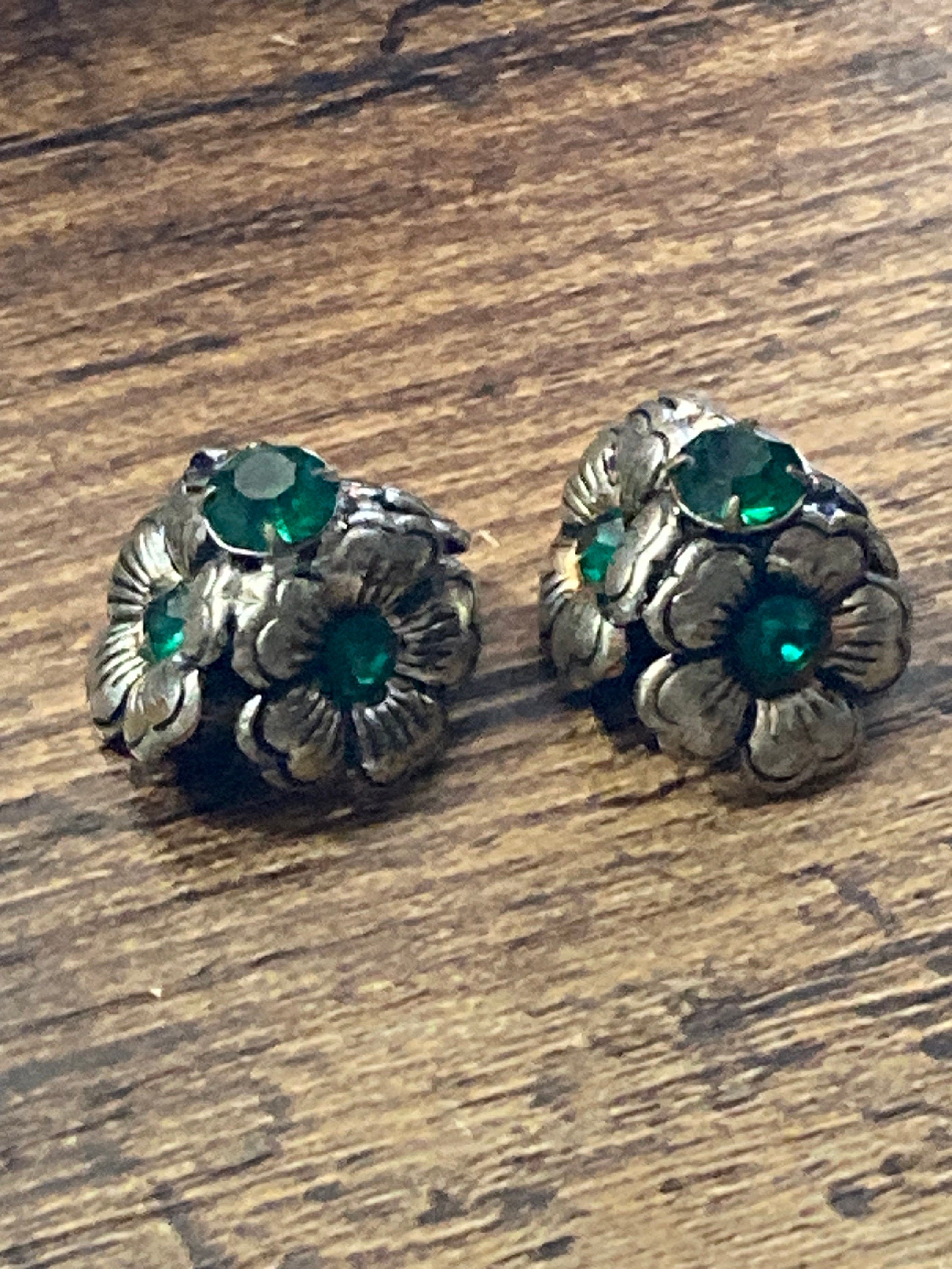 Vintage silvertone emerald green diamanté clip on earrings