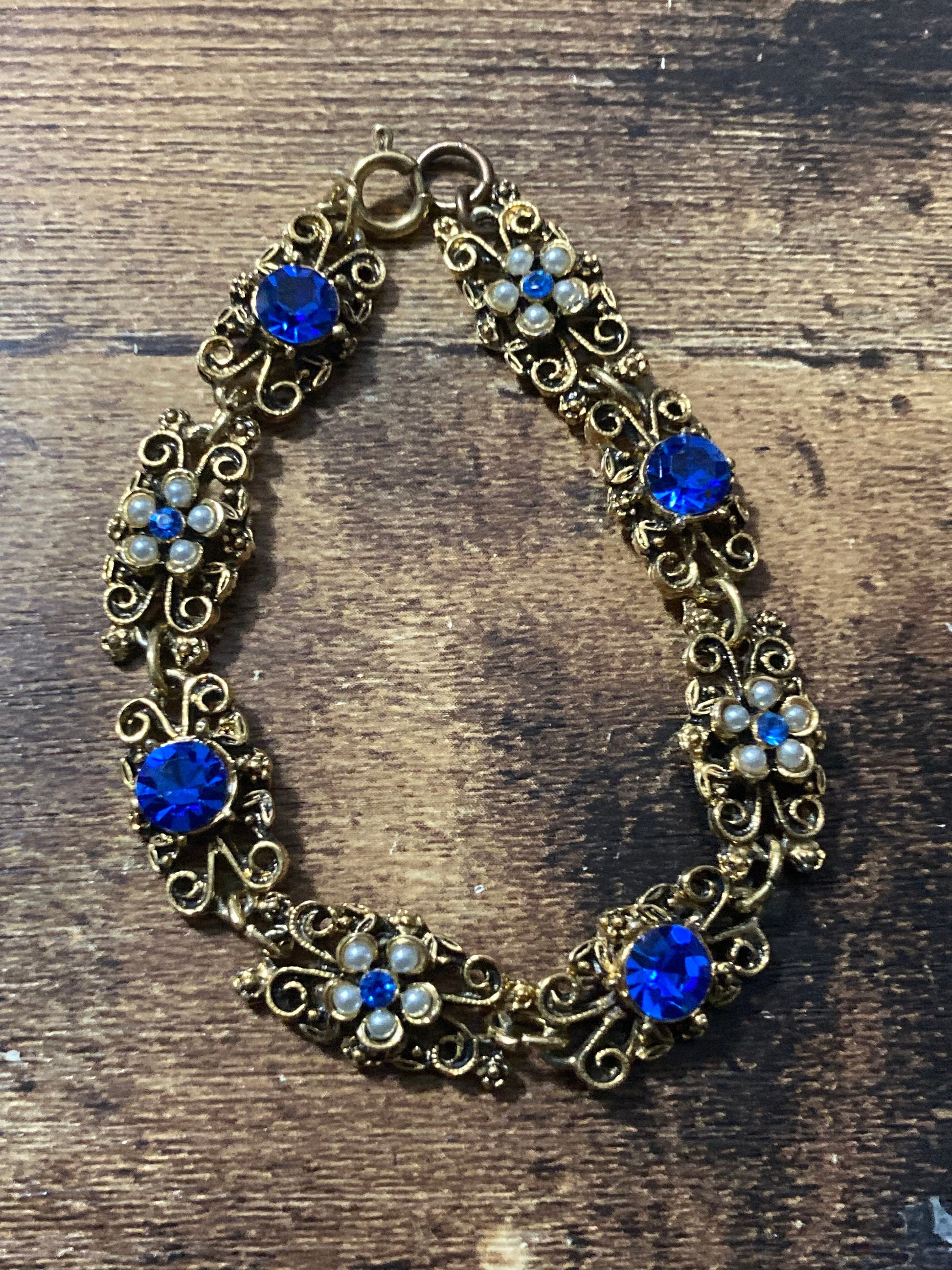 Petite 17cm Vintage gold tone faux seed Pearl and Sapphire blue paste chain link bracelet