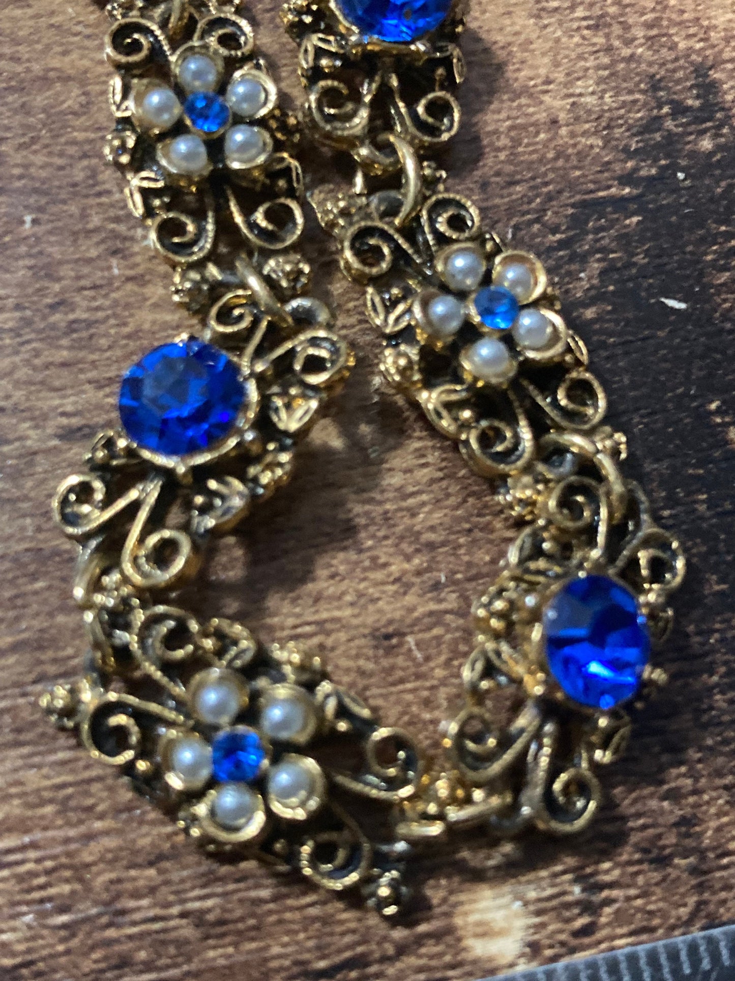 Petite 17cm Vintage gold tone faux seed Pearl and Sapphire blue paste chain link bracelet