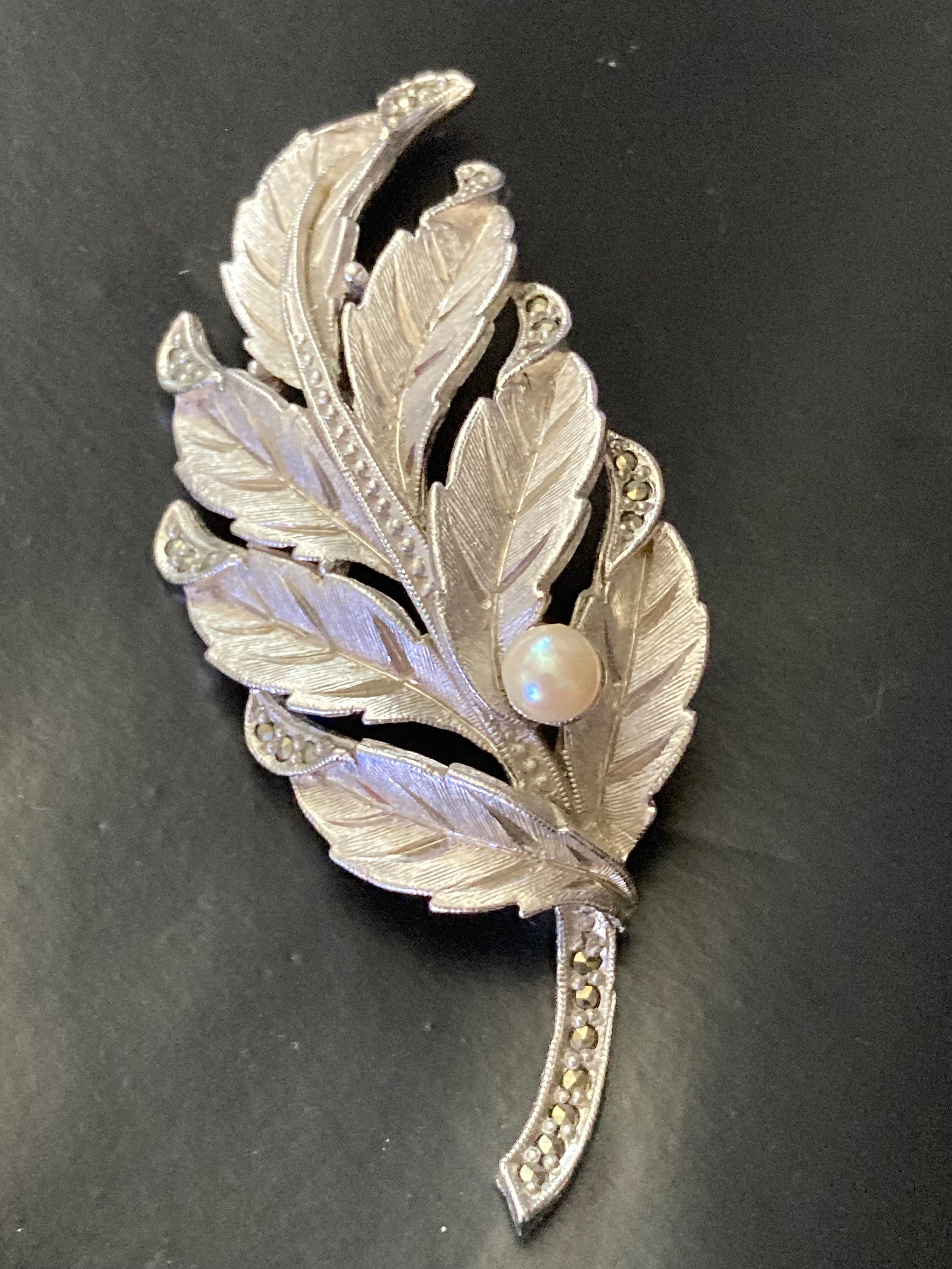 6cm vintage silver tone faux pearl and textured brush metal leaf brooch large 1950s 1960s Nature Autumn