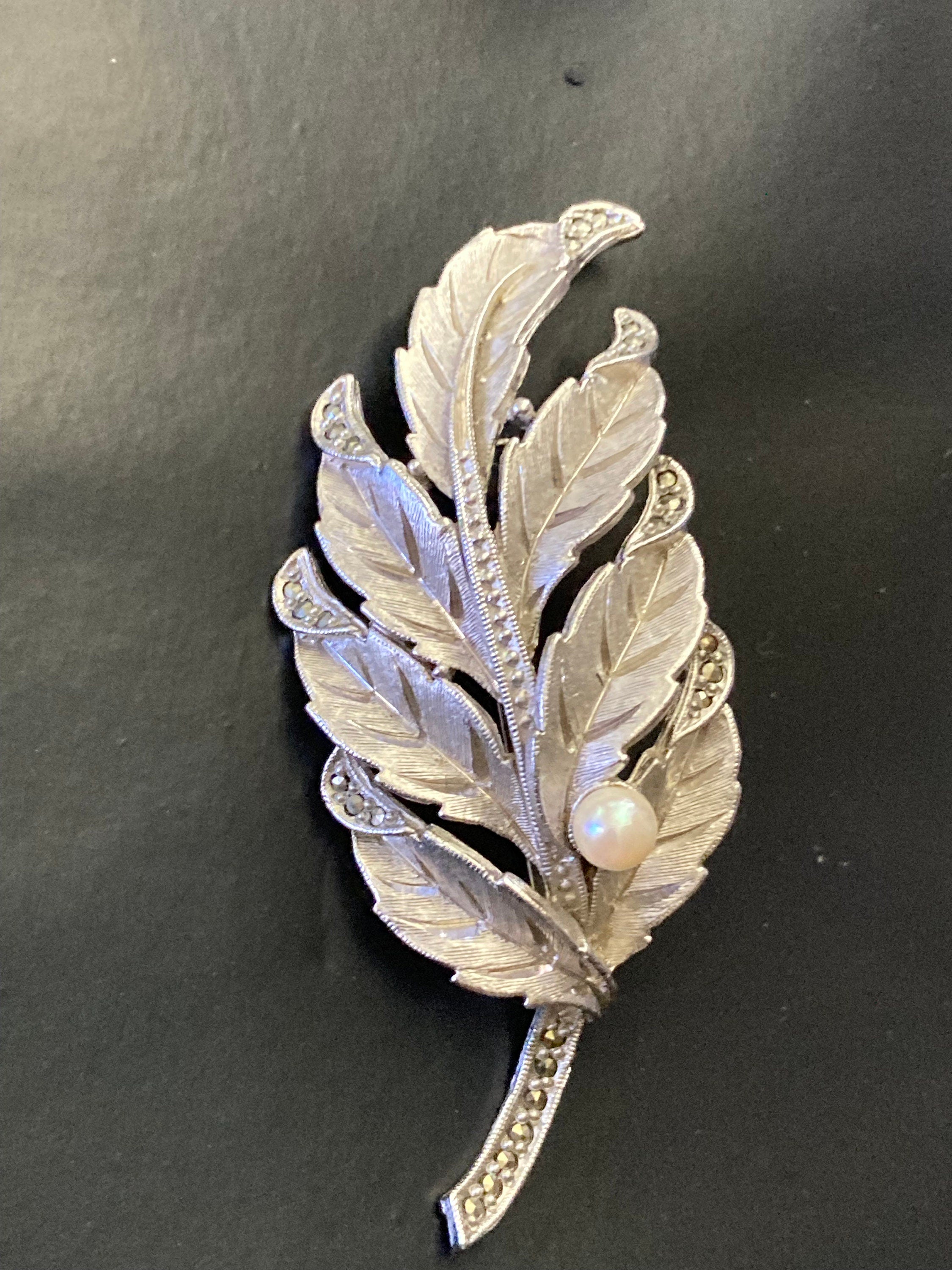 6cm vintage silver tone faux pearl and textured brush metal leaf brooch large 1950s 1960s Nature Autumn