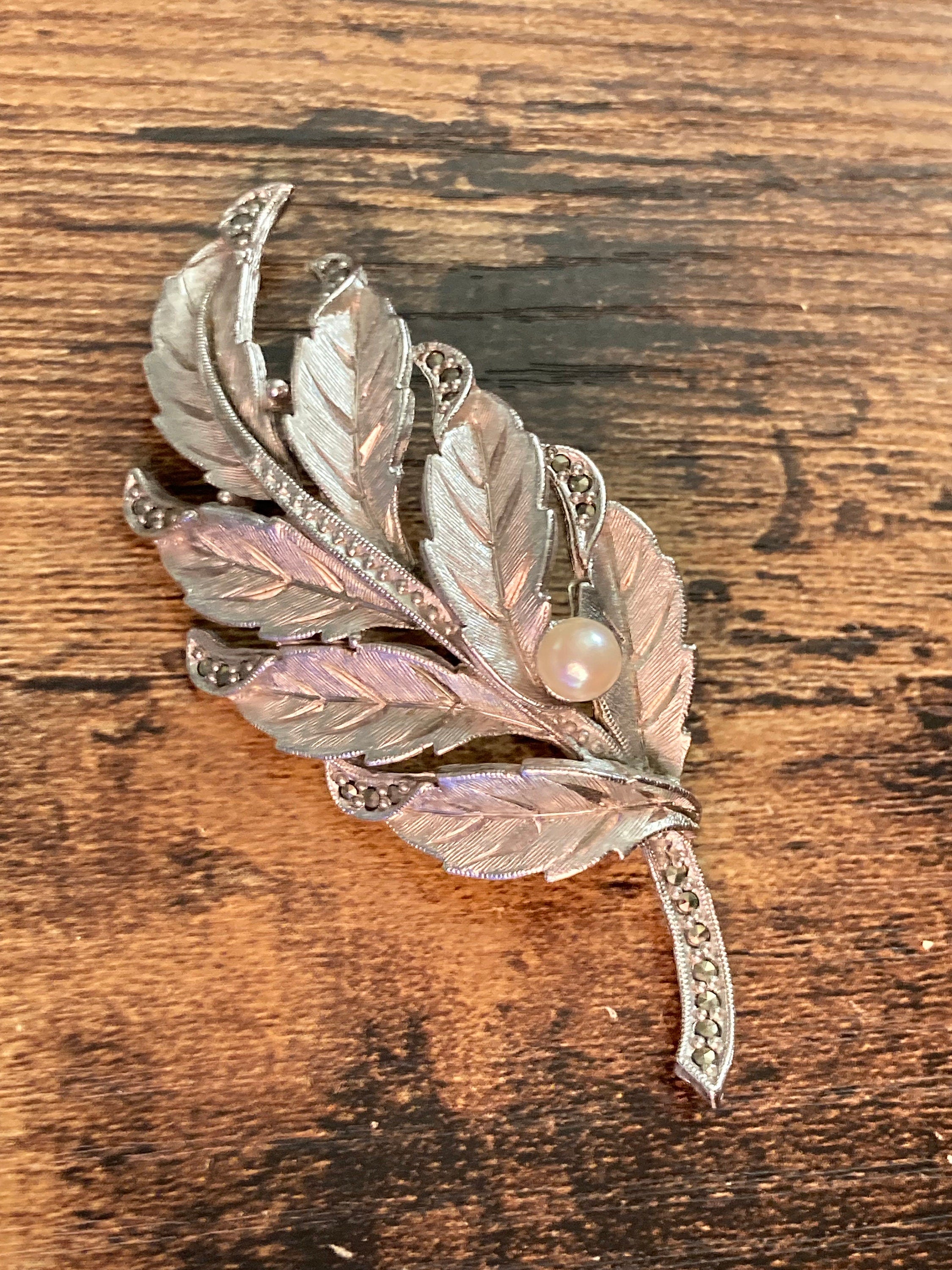 6cm vintage silver tone faux pearl and textured brush metal leaf brooch large 1950s 1960s Nature Autumn