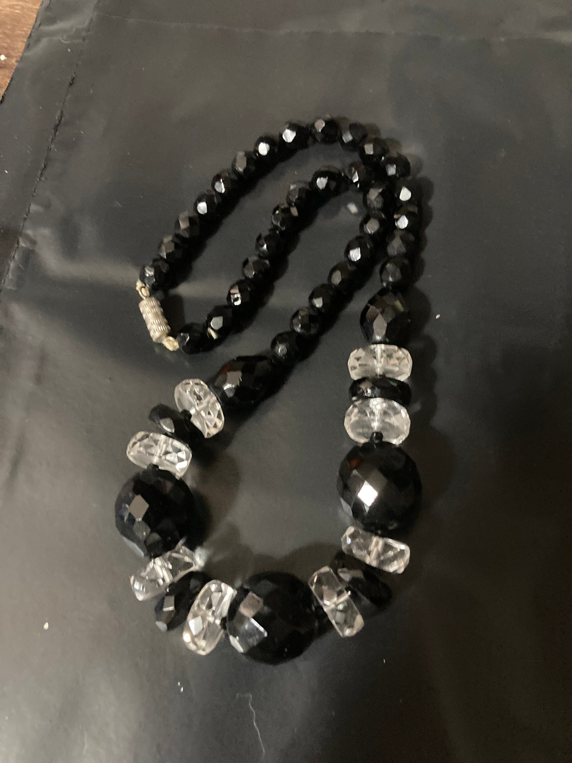 1920s 1930s monochrome black clear glass faceted beaded necklace Art Deco diamante detail gatsby party prom christmas party