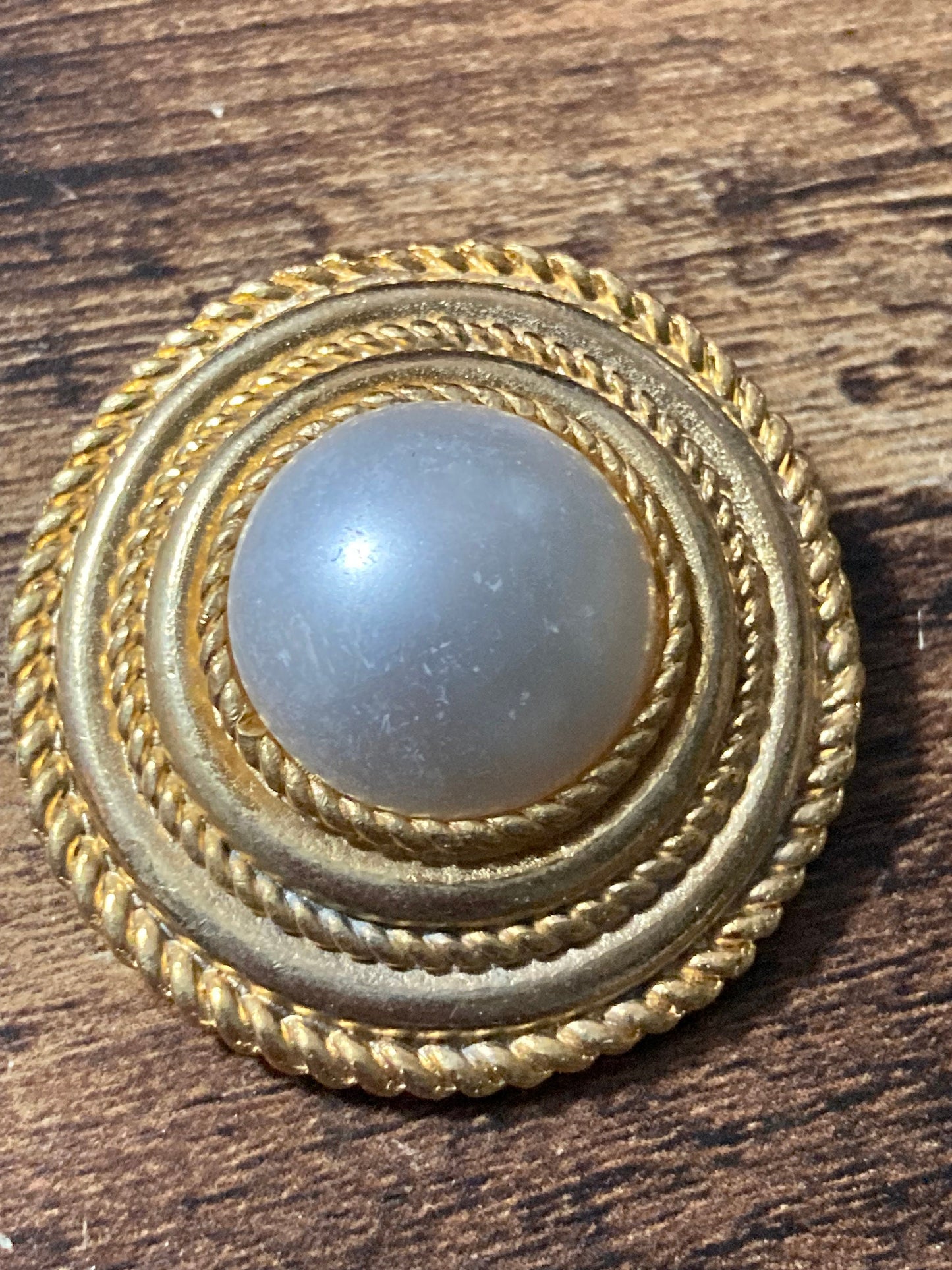 True vintage gold plated nautical rope edge round faux pearl cabochon Scarf Clip ring old shop stock