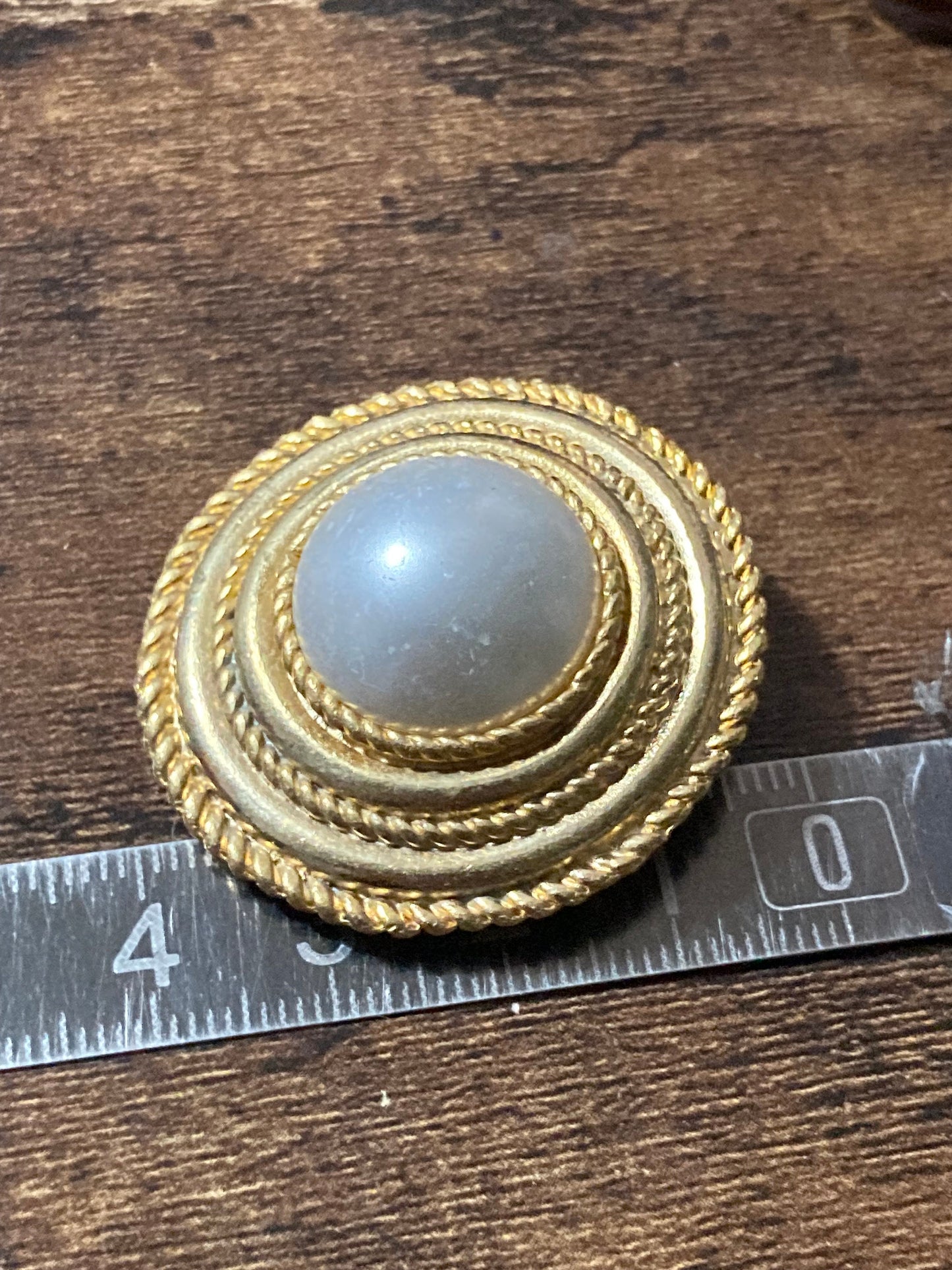 True vintage gold plated nautical rope edge round faux pearl cabochon Scarf Clip ring old shop stock