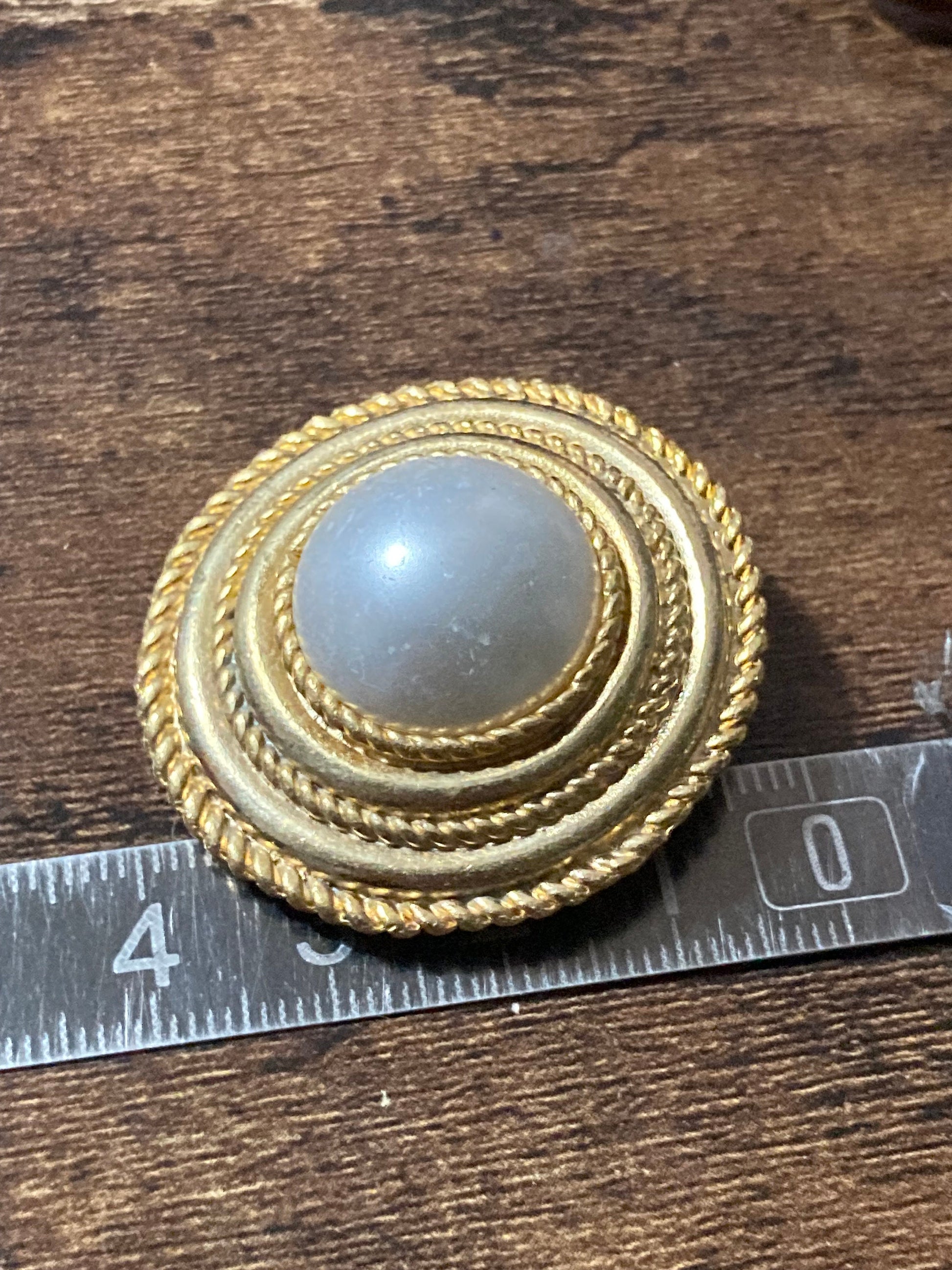 True vintage gold plated nautical rope edge round faux pearl cabochon Scarf Clip ring old shop stock