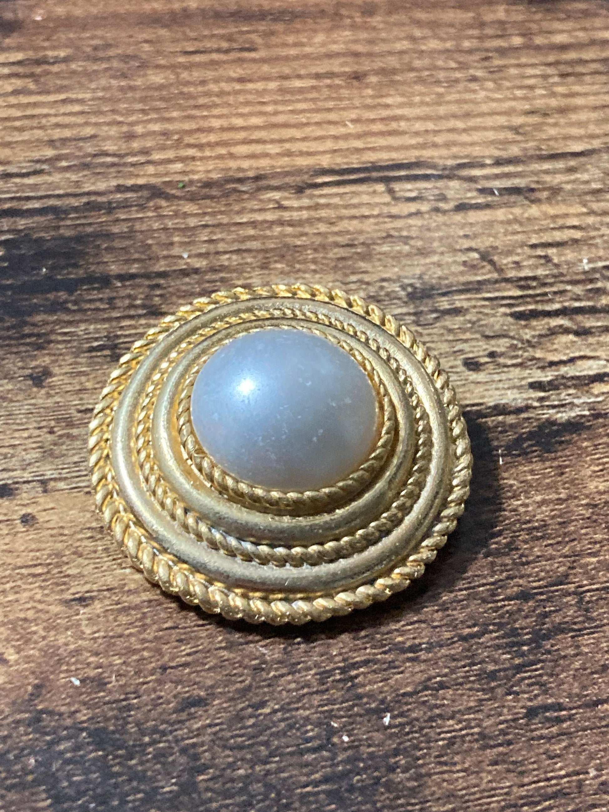 True vintage gold plated nautical rope edge round faux pearl cabochon Scarf Clip ring old shop stock