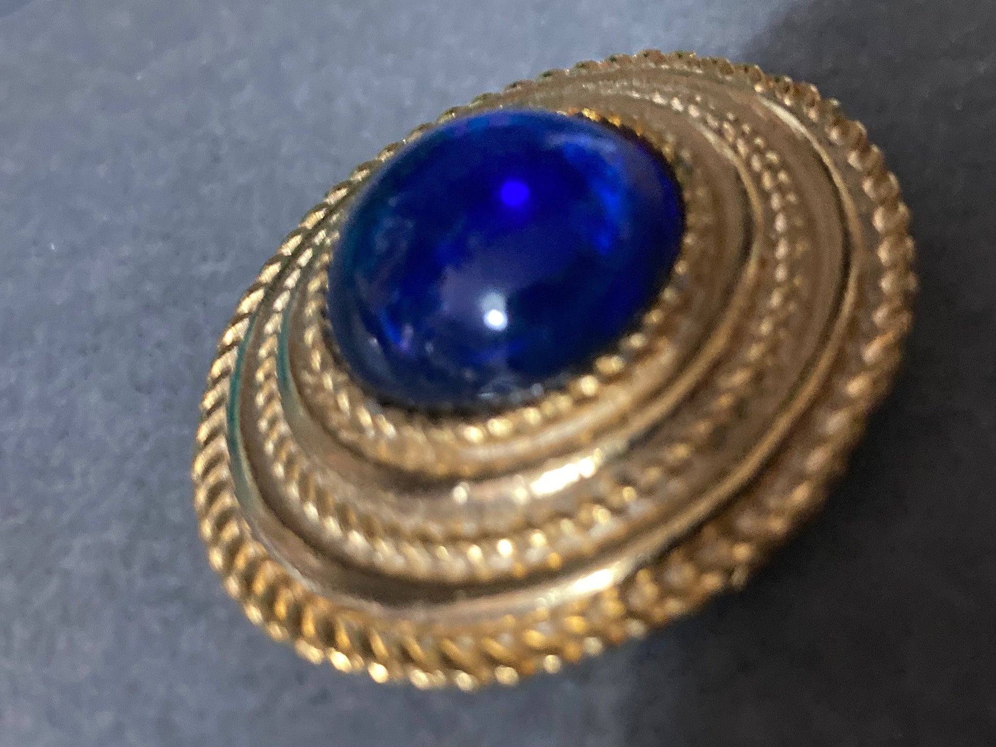 True vintage gold plated nautical rope edge round sapphire blue gripoix cabochon Scarf Clip ring old shop stock