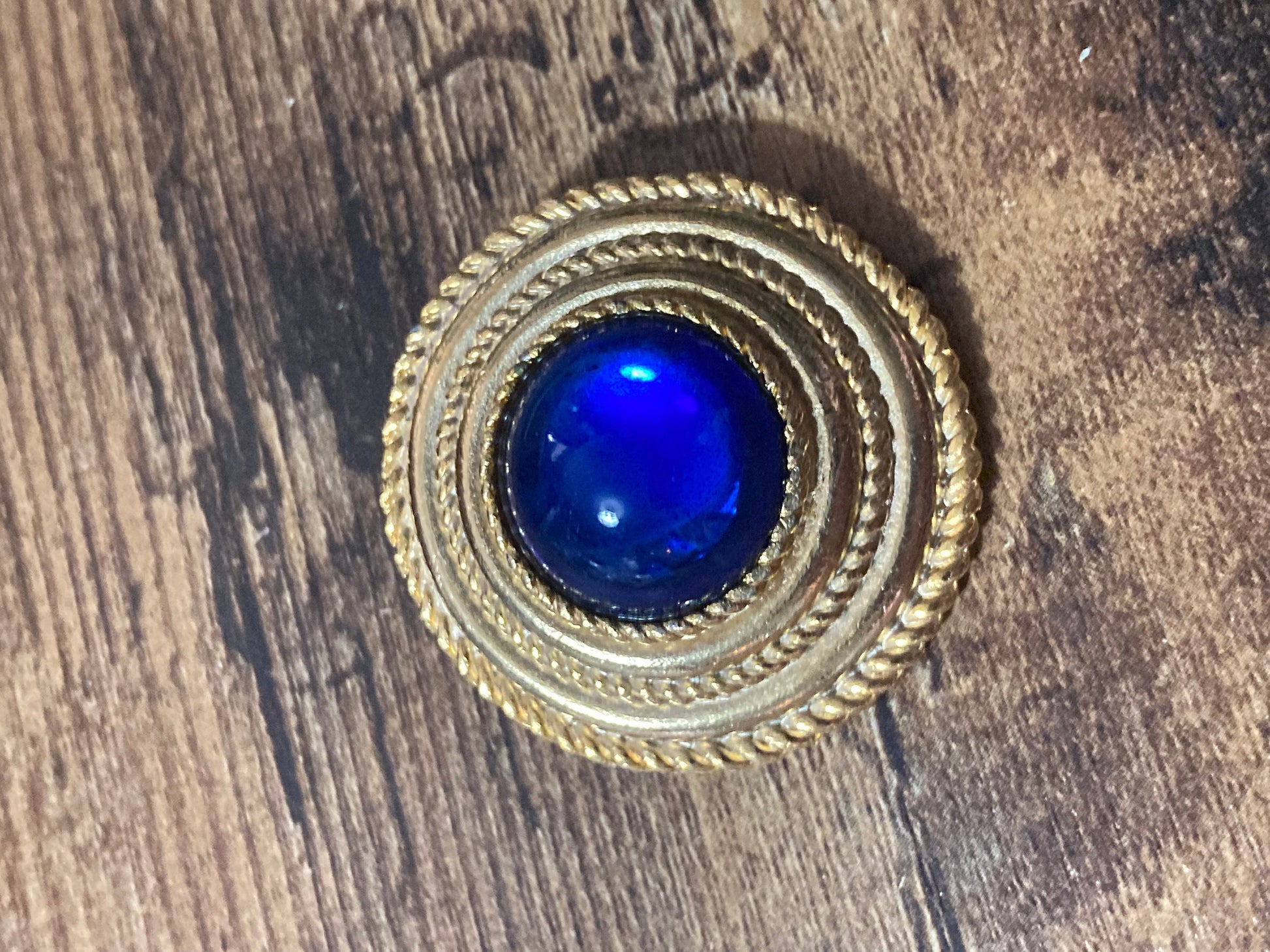 True vintage gold plated nautical rope edge round sapphire blue gripoix cabochon Scarf Clip ring old shop stock