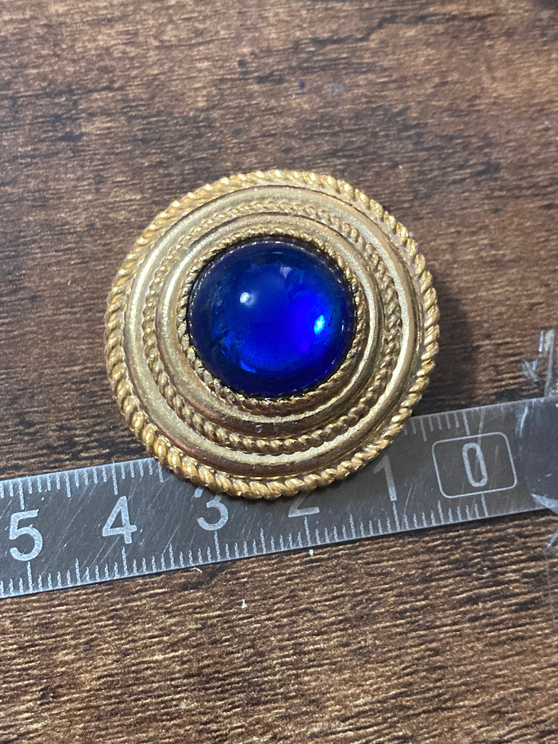 True vintage gold plated nautical rope edge round sapphire blue gripoix cabochon Scarf Clip ring old shop stock