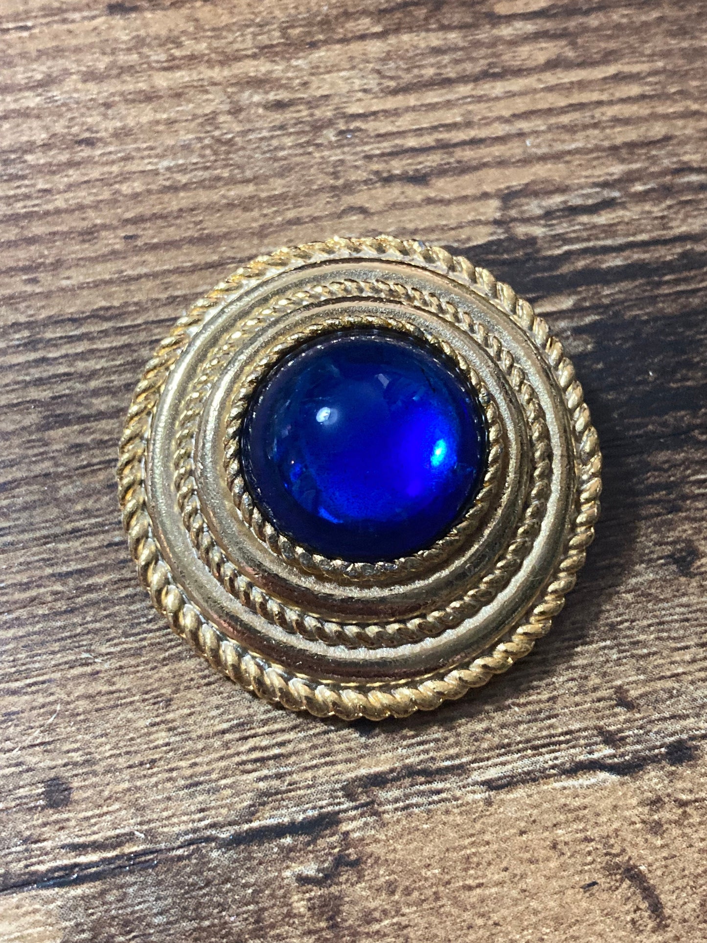 True vintage gold plated nautical rope edge round sapphire blue gripoix cabochon Scarf Clip ring old shop stock