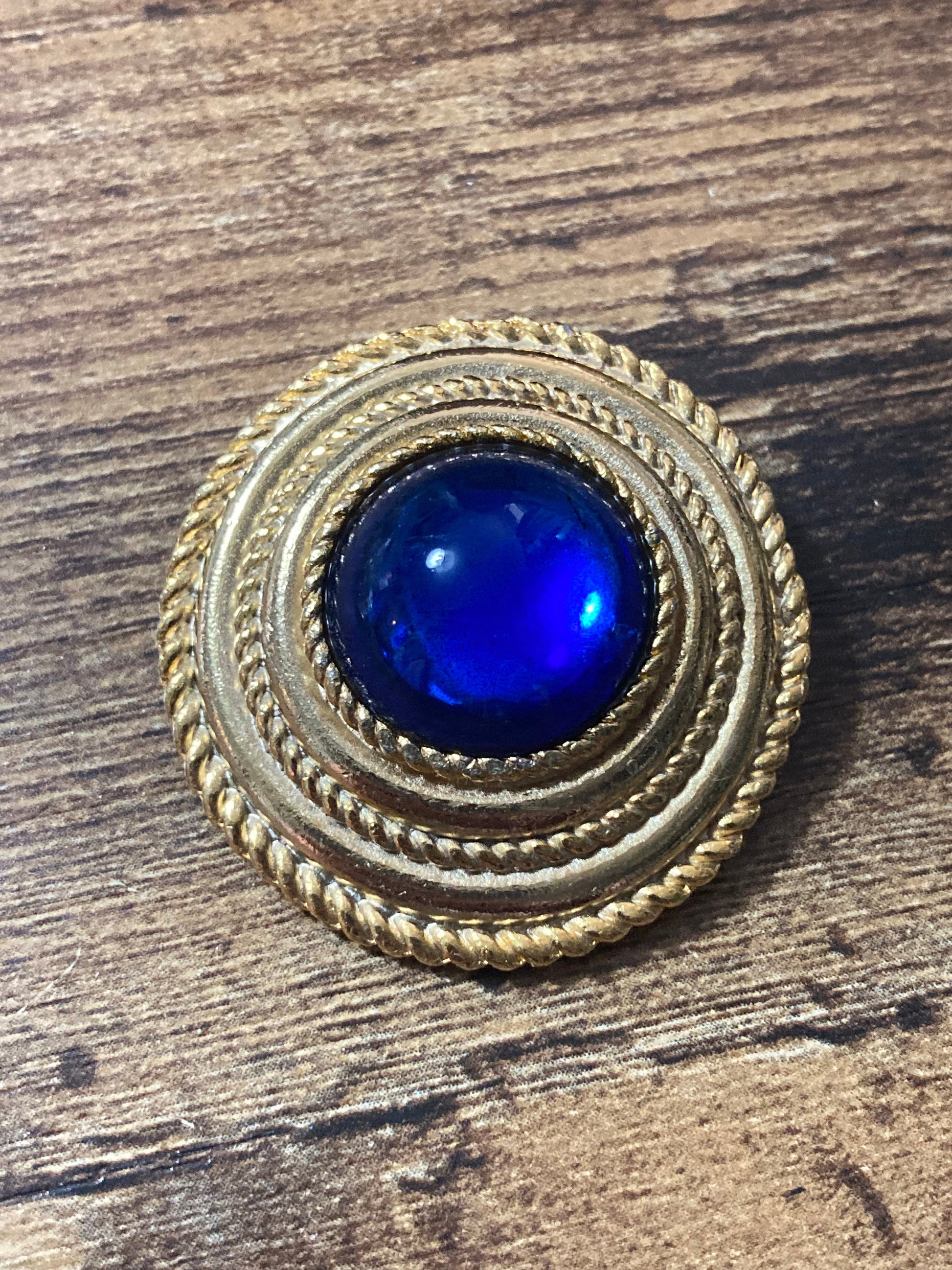 True vintage gold plated nautical rope edge round sapphire blue gripoix cabochon Scarf Clip ring old shop stock