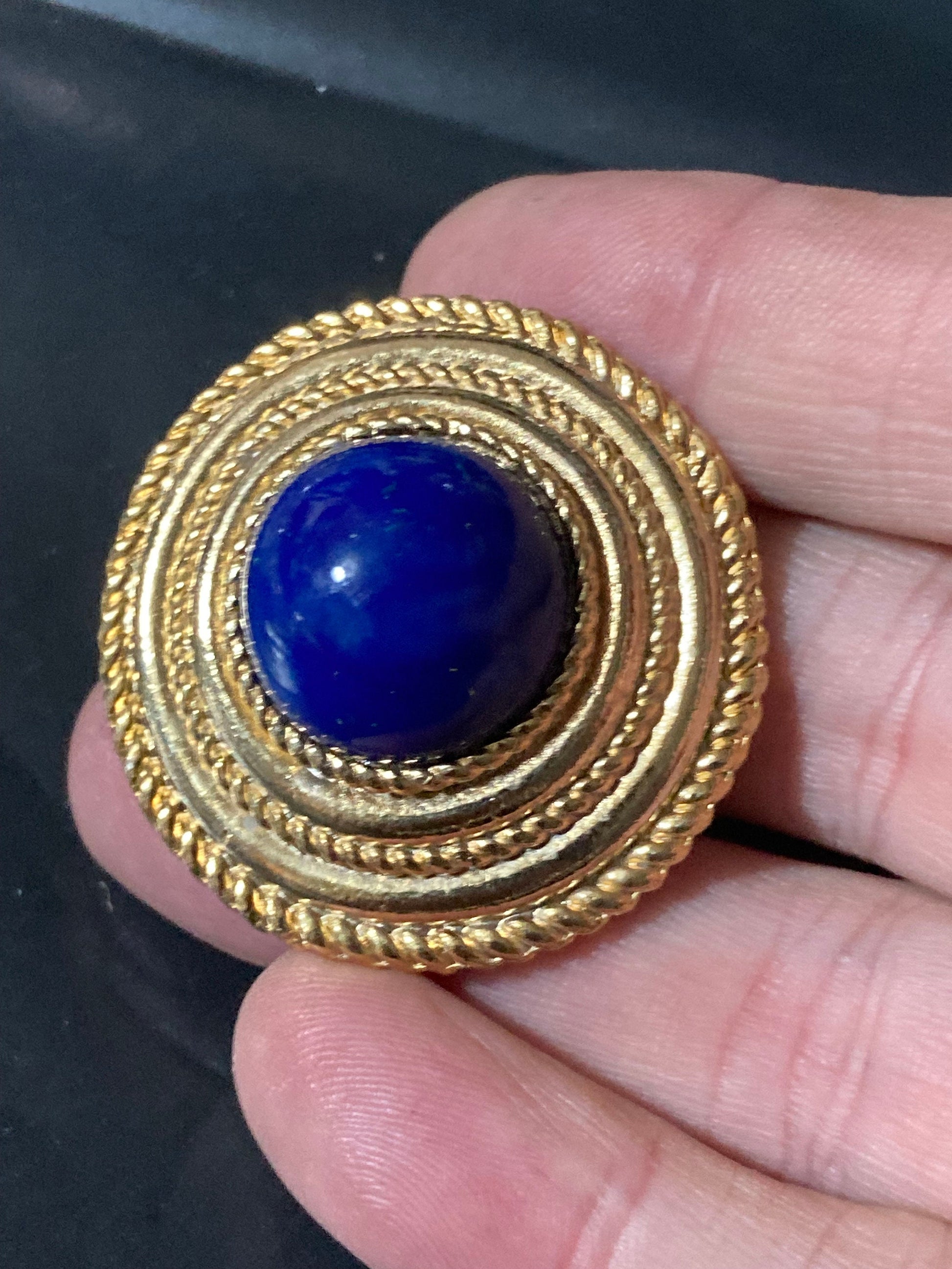 True vintage gold plated nautical rope edge round faux lapis blue gripoix cabochon Scarf Clip ring old shop stock