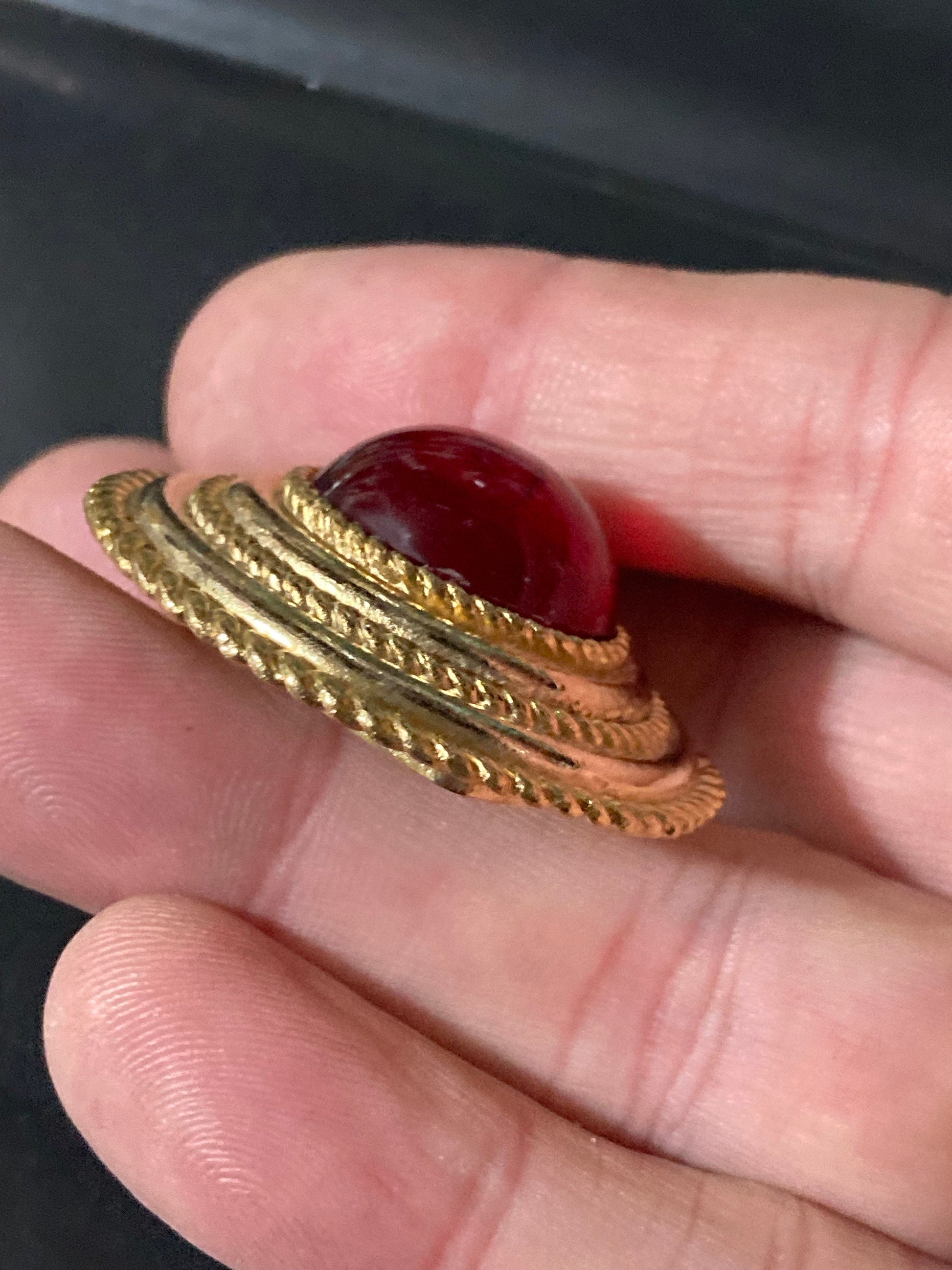 True vintage gold plated nautical rope edge round ruby red gripoix style cabochon Scarf Clip ring old shop stock