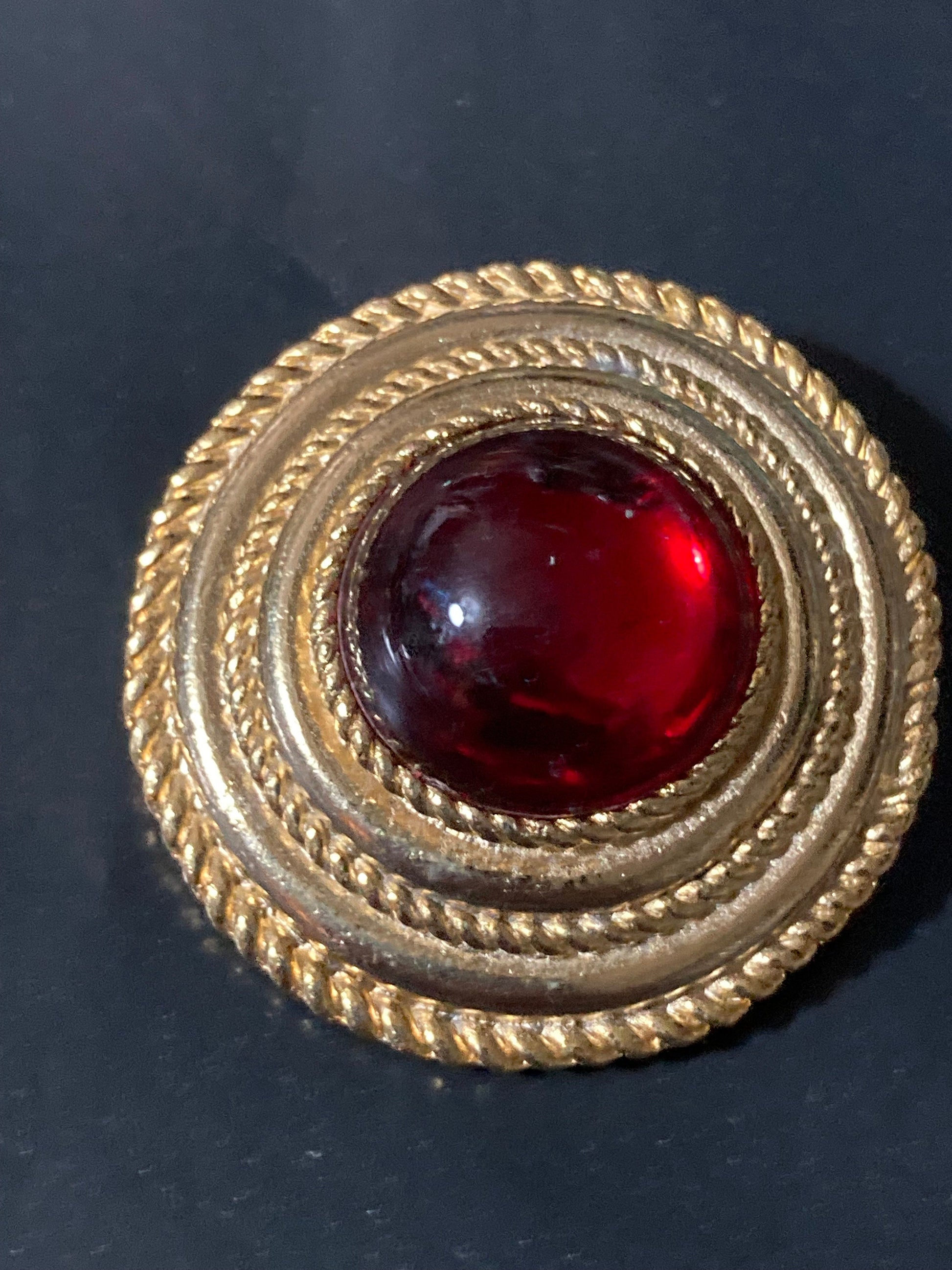 True vintage gold plated nautical rope edge round ruby red gripoix style cabochon Scarf Clip ring old shop stock