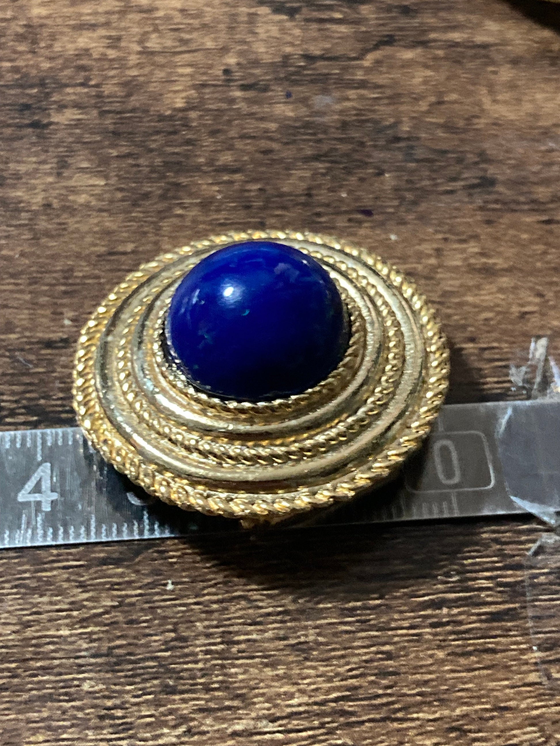 True vintage gold plated nautical rope edge round faux lapis blue gripoix cabochon Scarf Clip ring old shop stock