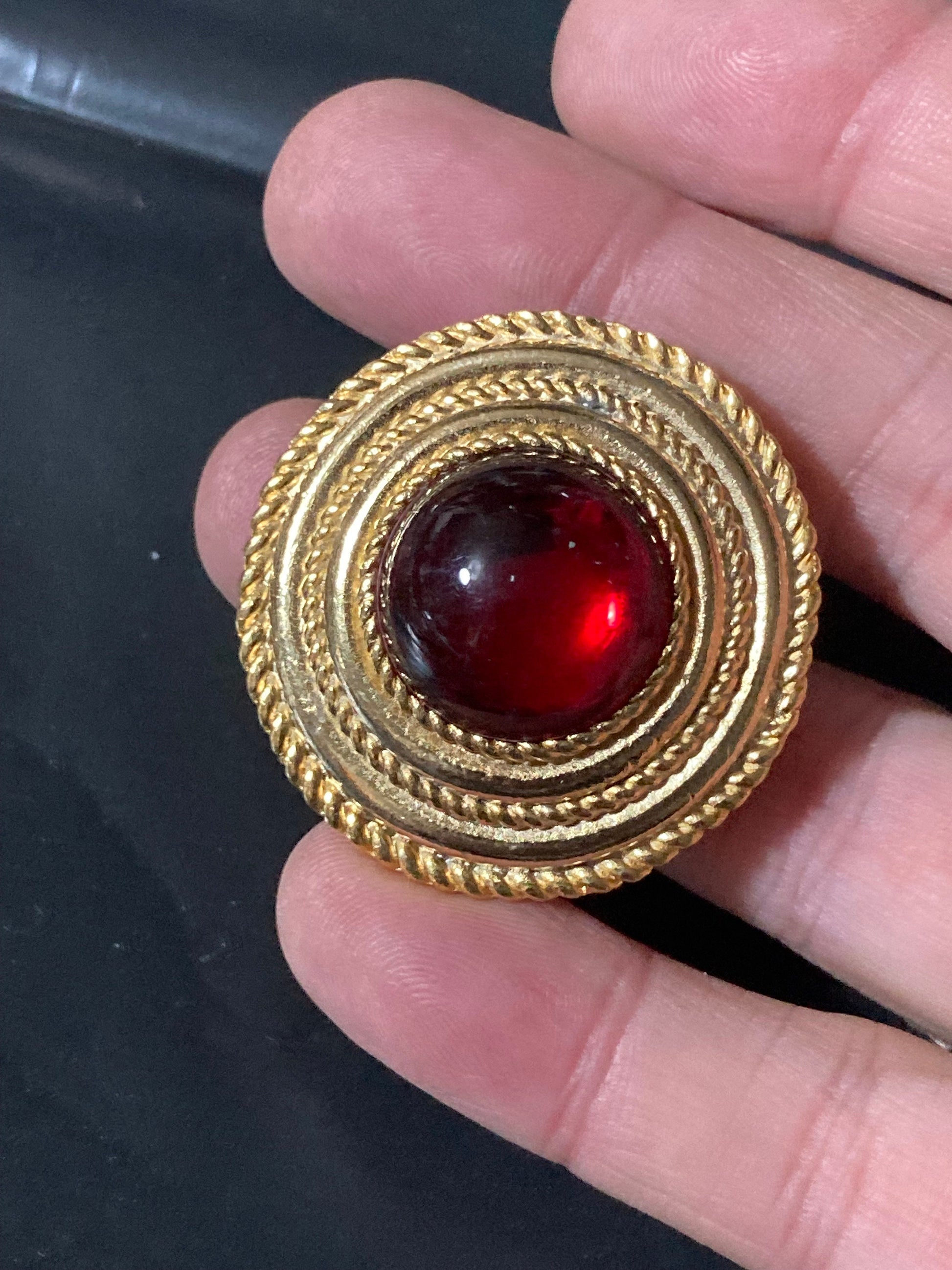 True vintage gold plated nautical rope edge round ruby red gripoix style cabochon Scarf Clip ring old shop stock