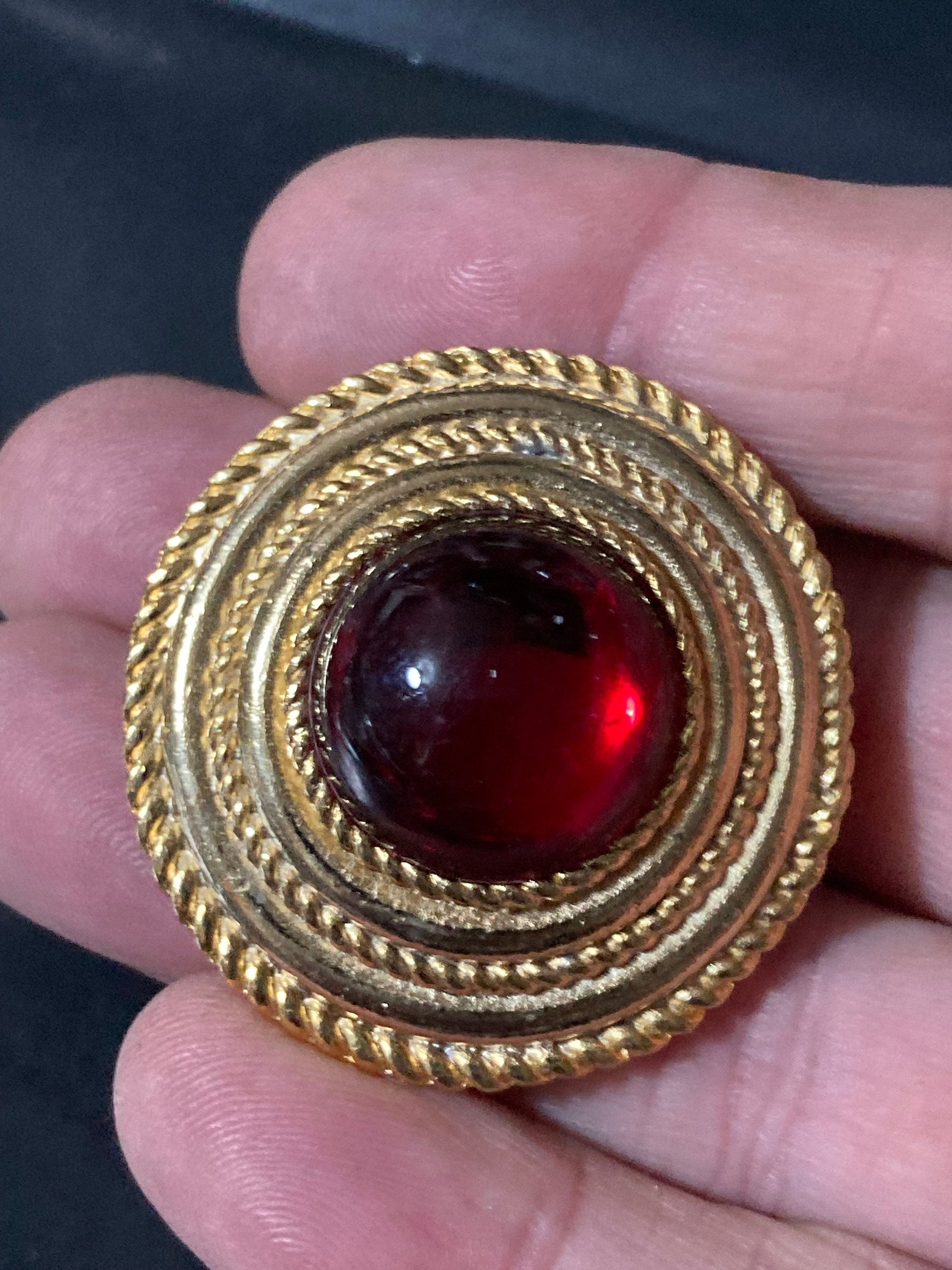 True vintage gold plated nautical rope edge round ruby red gripoix style cabochon Scarf Clip ring old shop stock