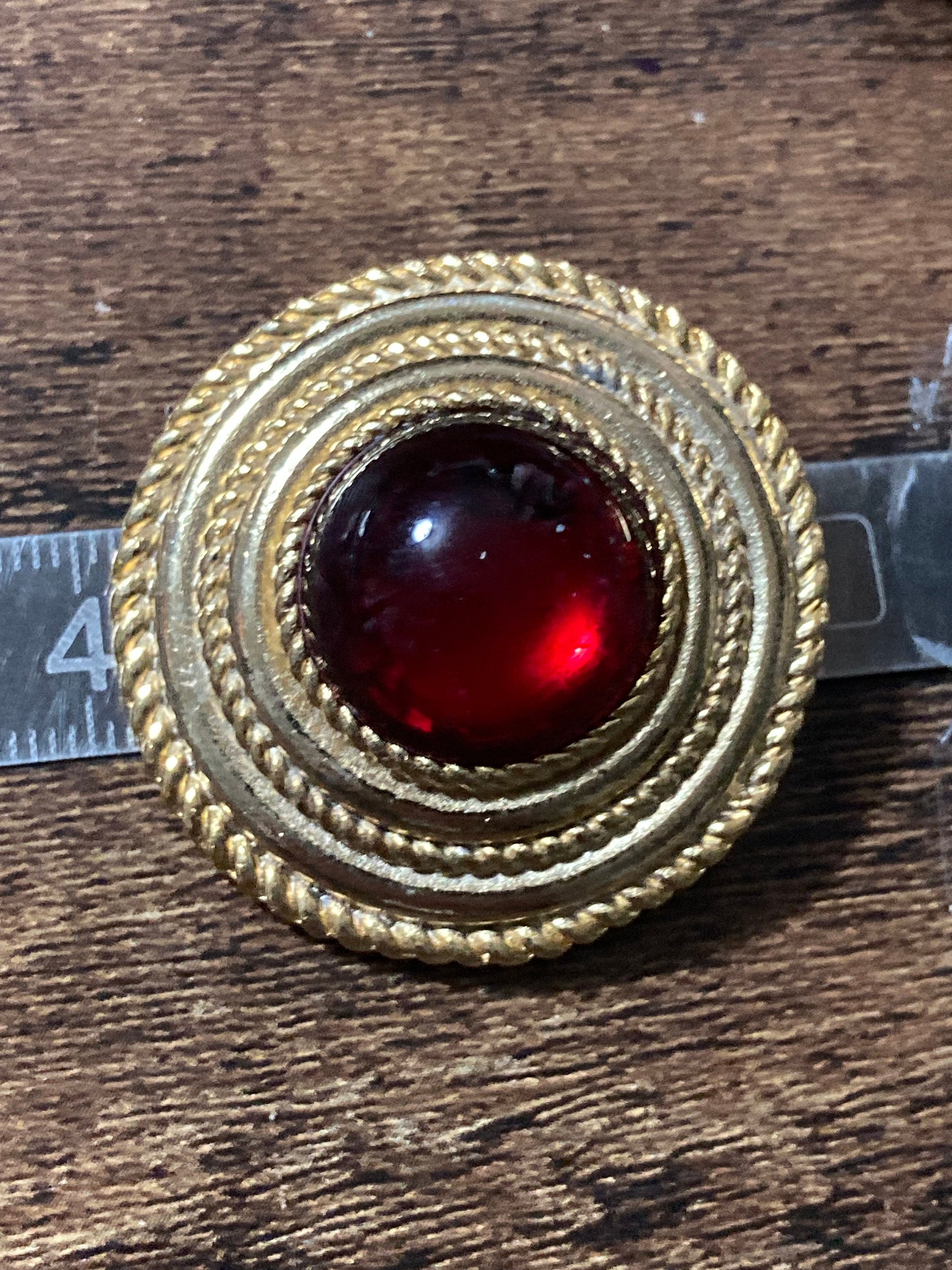 True vintage gold plated nautical rope edge round ruby red gripoix style cabochon Scarf Clip ring old shop stock