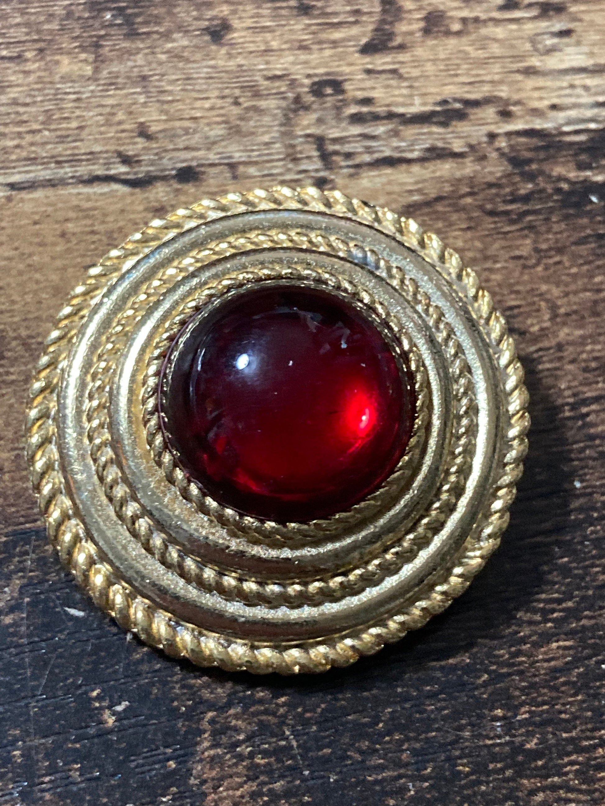 True vintage gold plated nautical rope edge round ruby red gripoix style cabochon Scarf Clip ring old shop stock