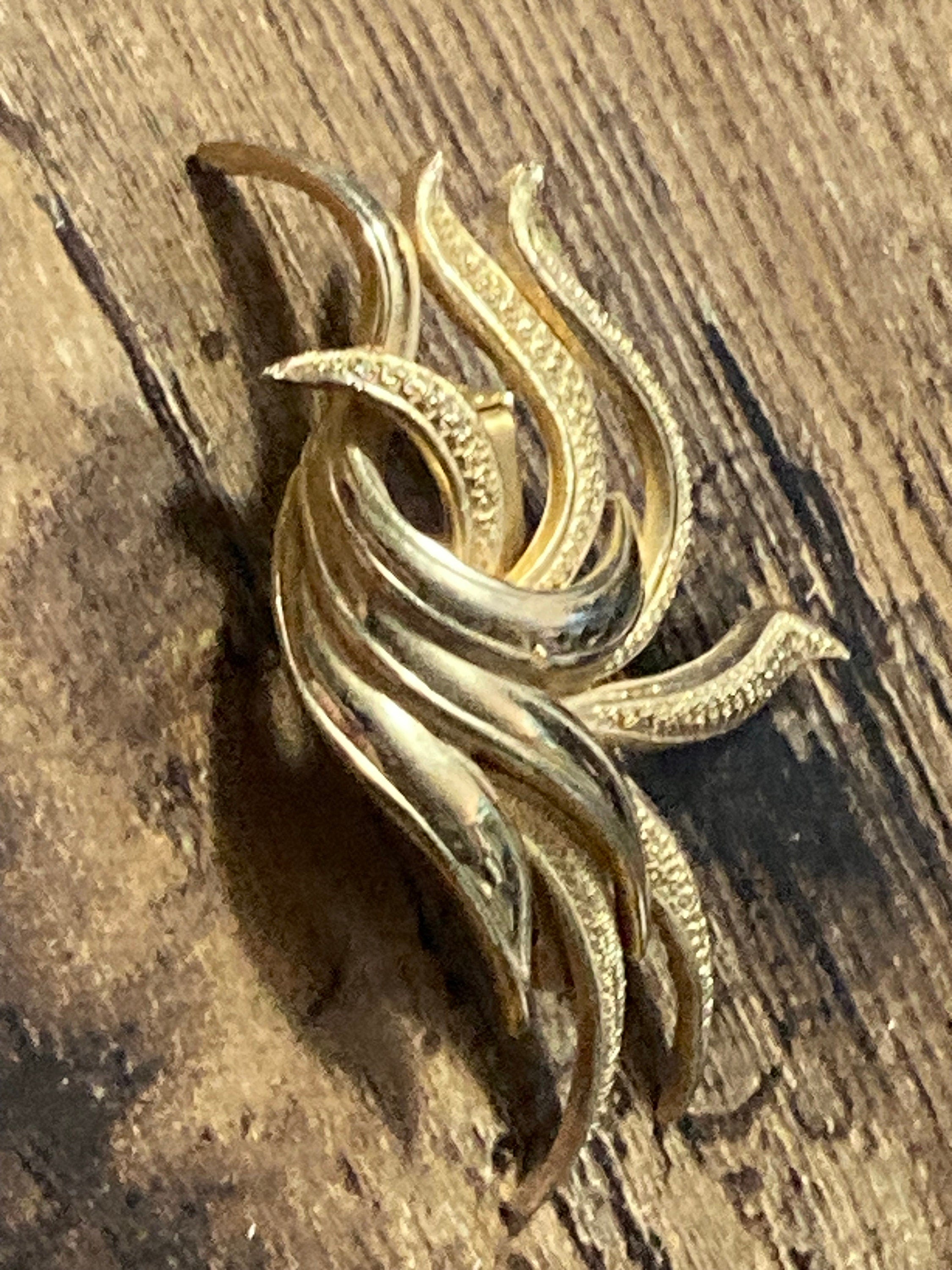 Gold tone brooch textured metal leaf 7.5cm Large vintage 1950s