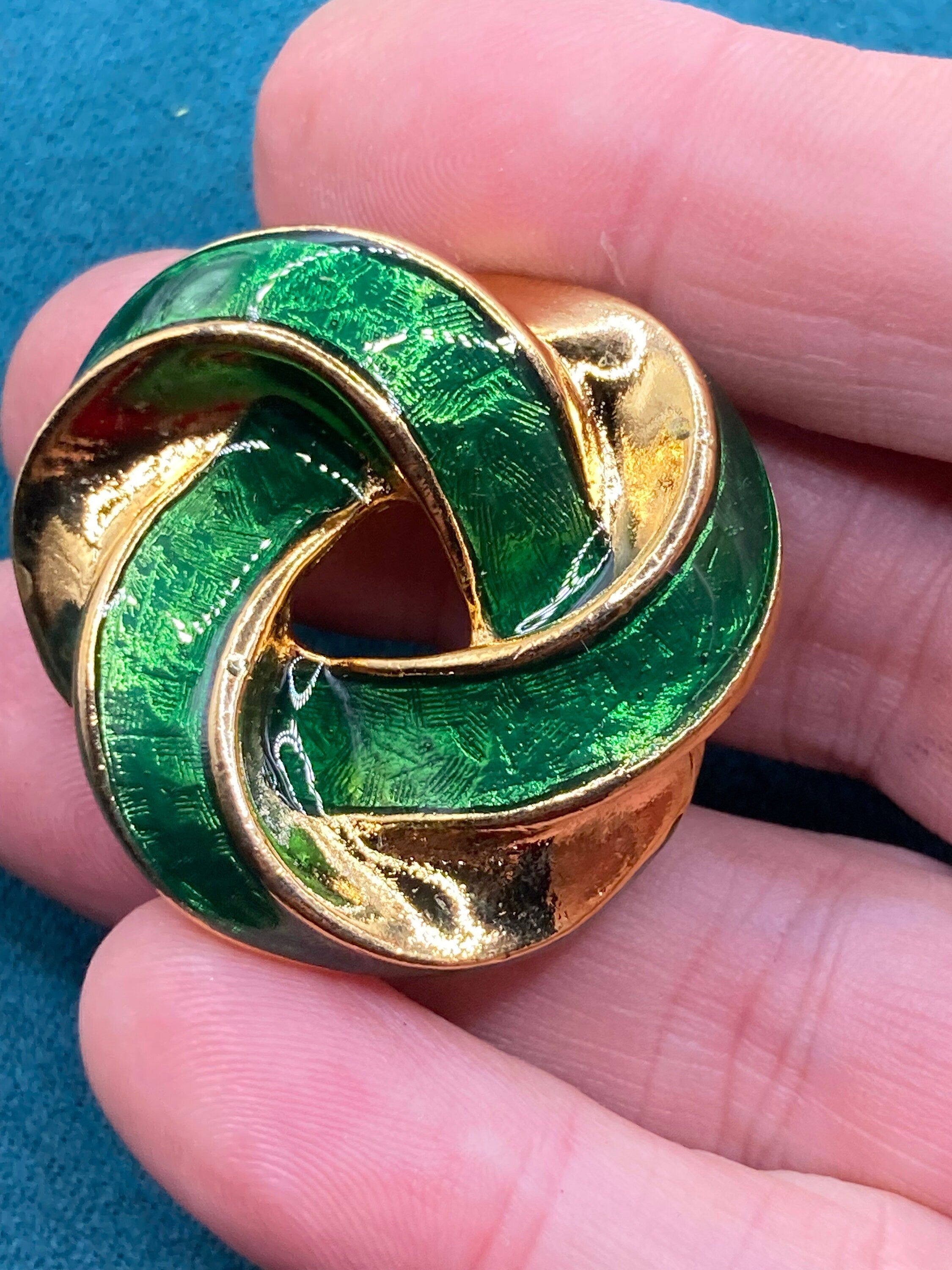 GREEN enamel eternal knot round Scarf Clip ring old shop stock True vintage gold plated