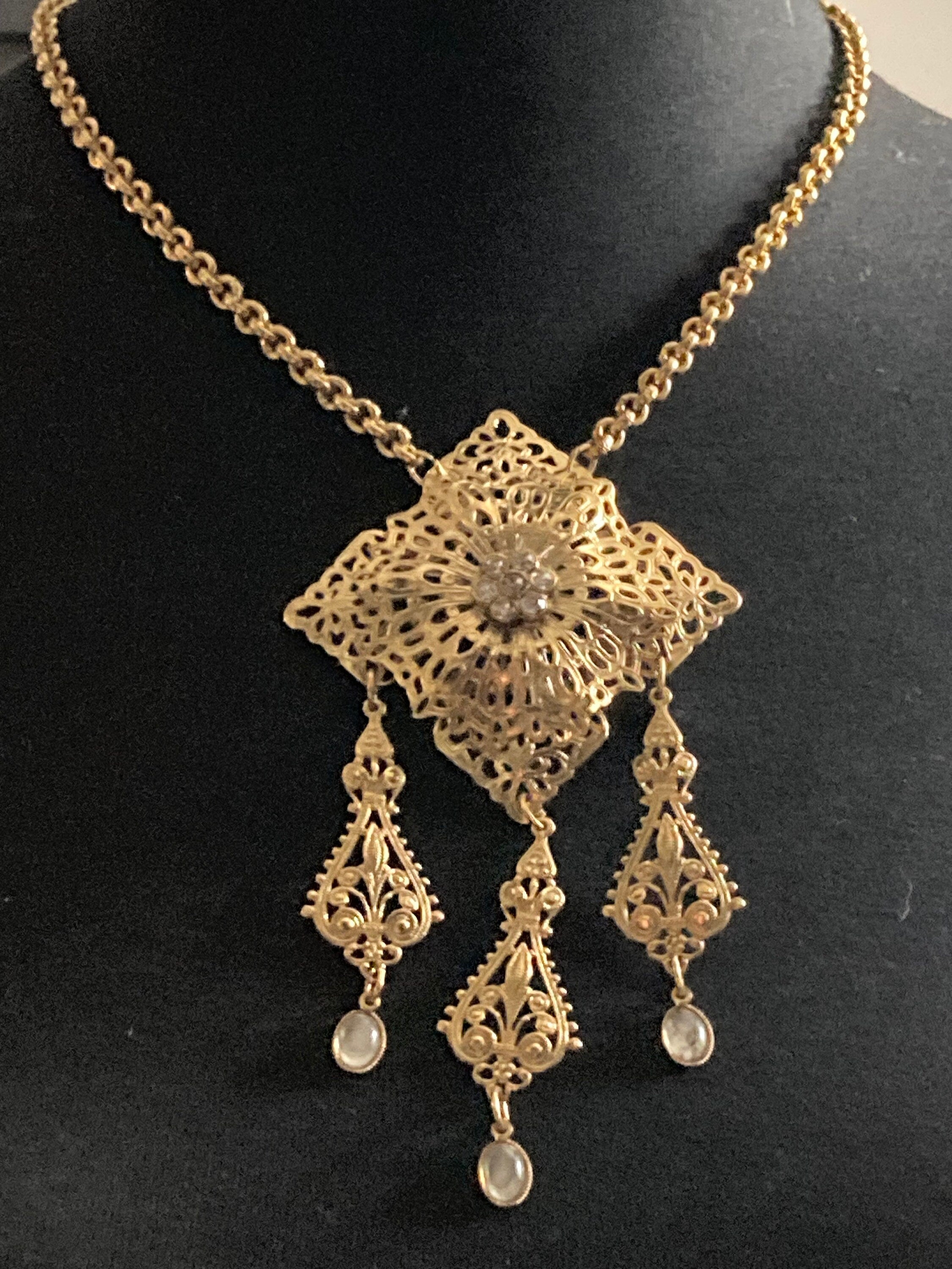 Stunning pressed gold tone filigree diamanté pendant drop necklace 49cm vintage old shop stock