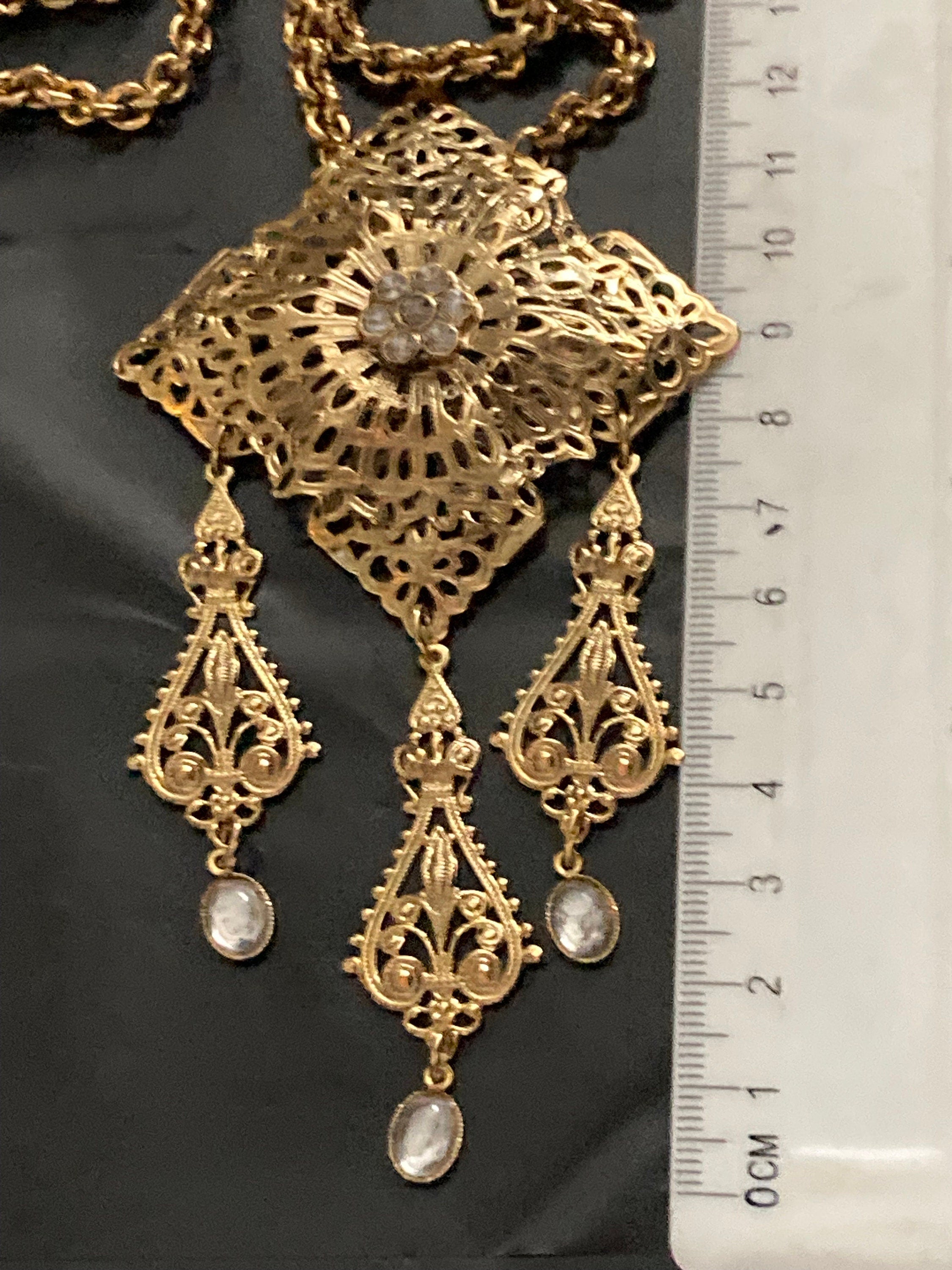 Stunning pressed gold tone filigree diamanté pendant drop necklace 49cm vintage old shop stock