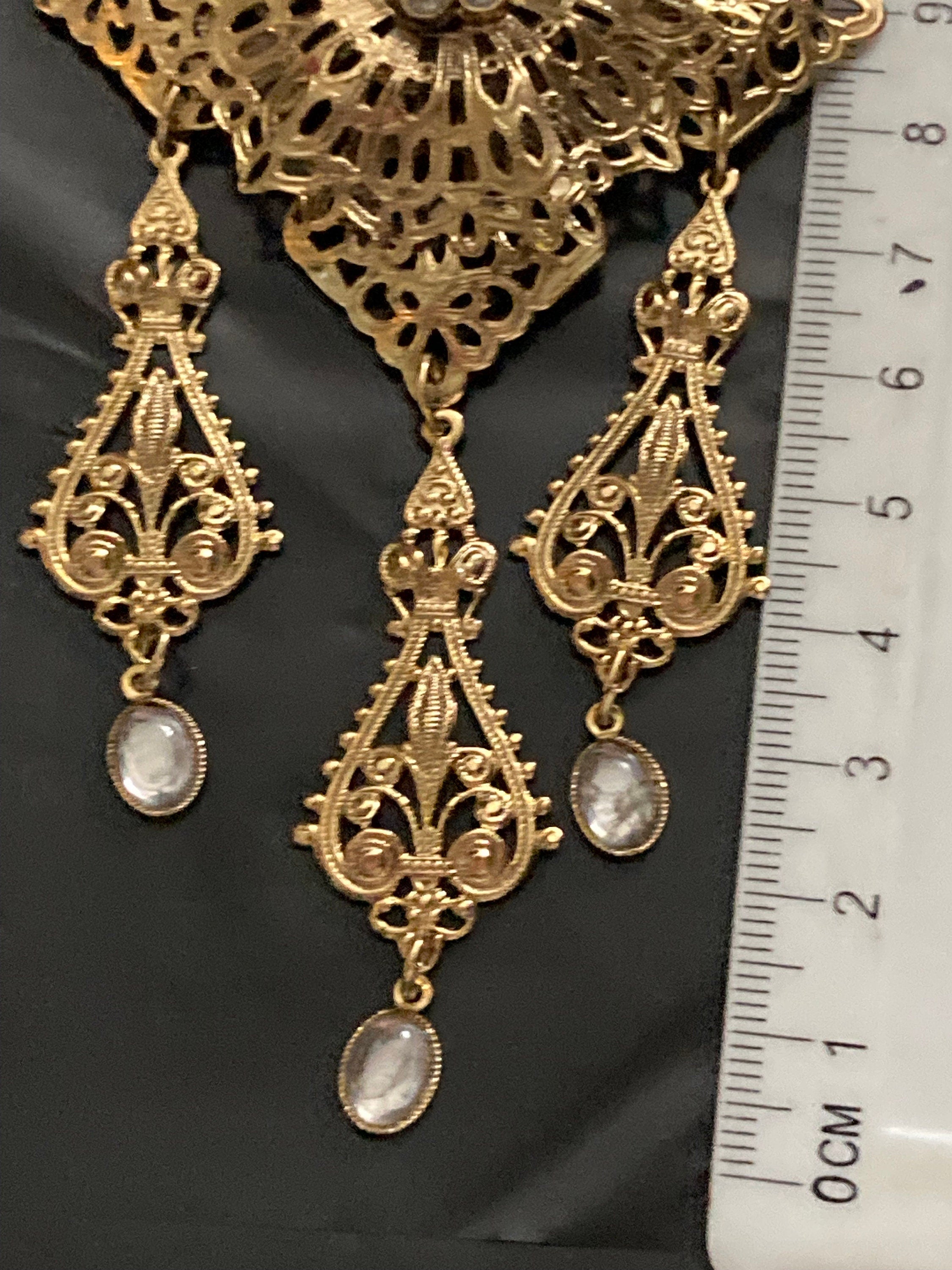 Stunning pressed gold tone filigree diamanté pendant drop necklace 49cm vintage old shop stock