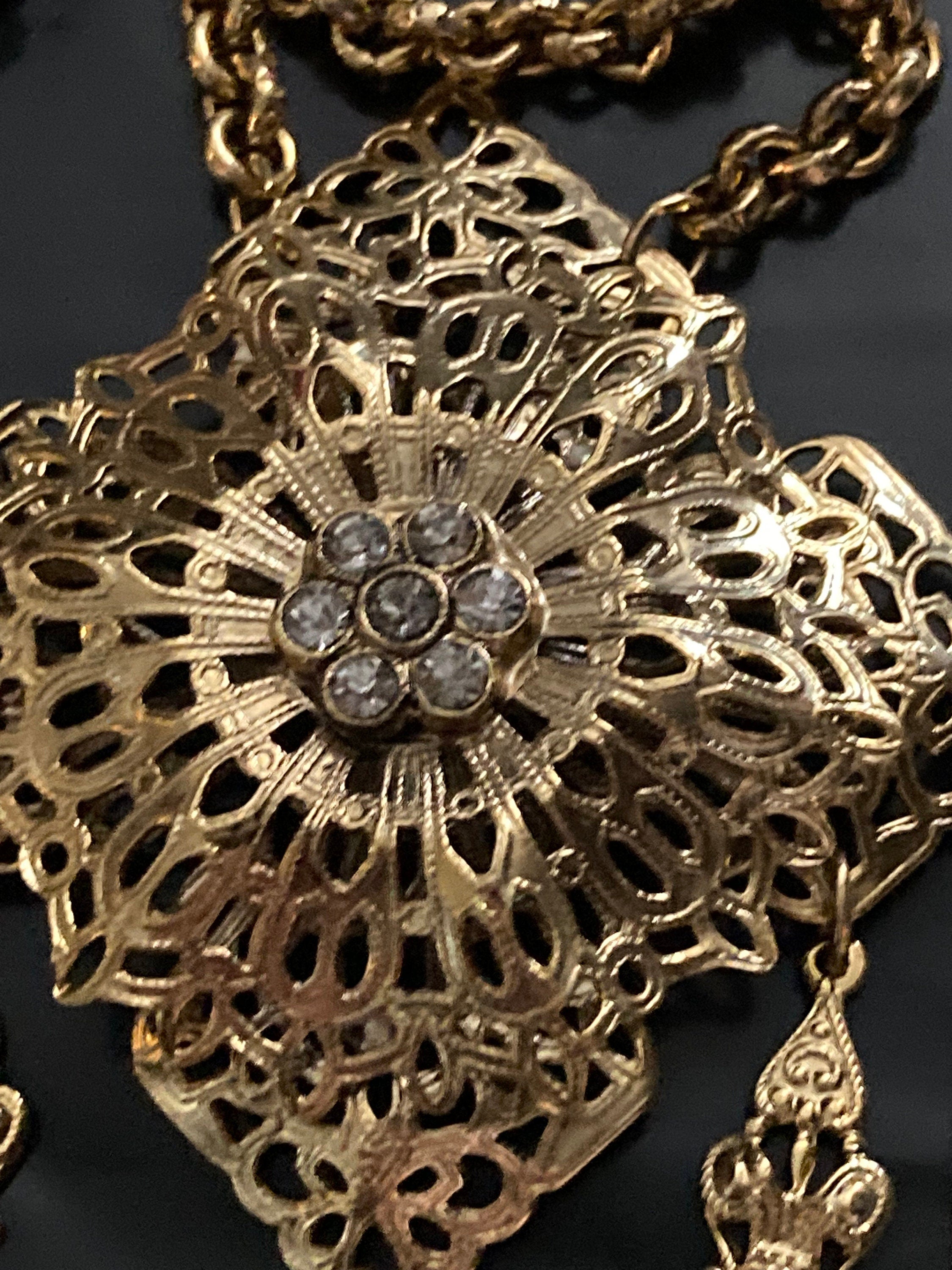 Stunning pressed gold tone filigree diamanté pendant drop necklace 49cm vintage old shop stock