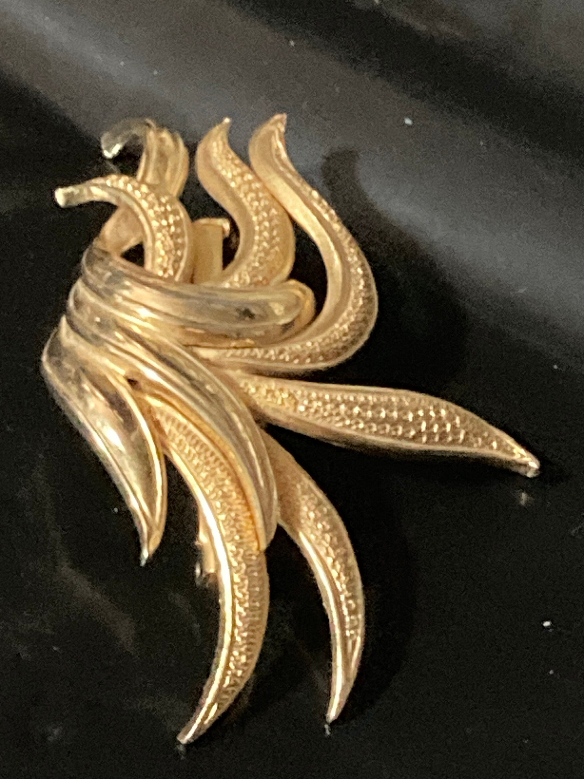 Gold tone brooch textured metal leaf 7.5cm Large vintage 1950s