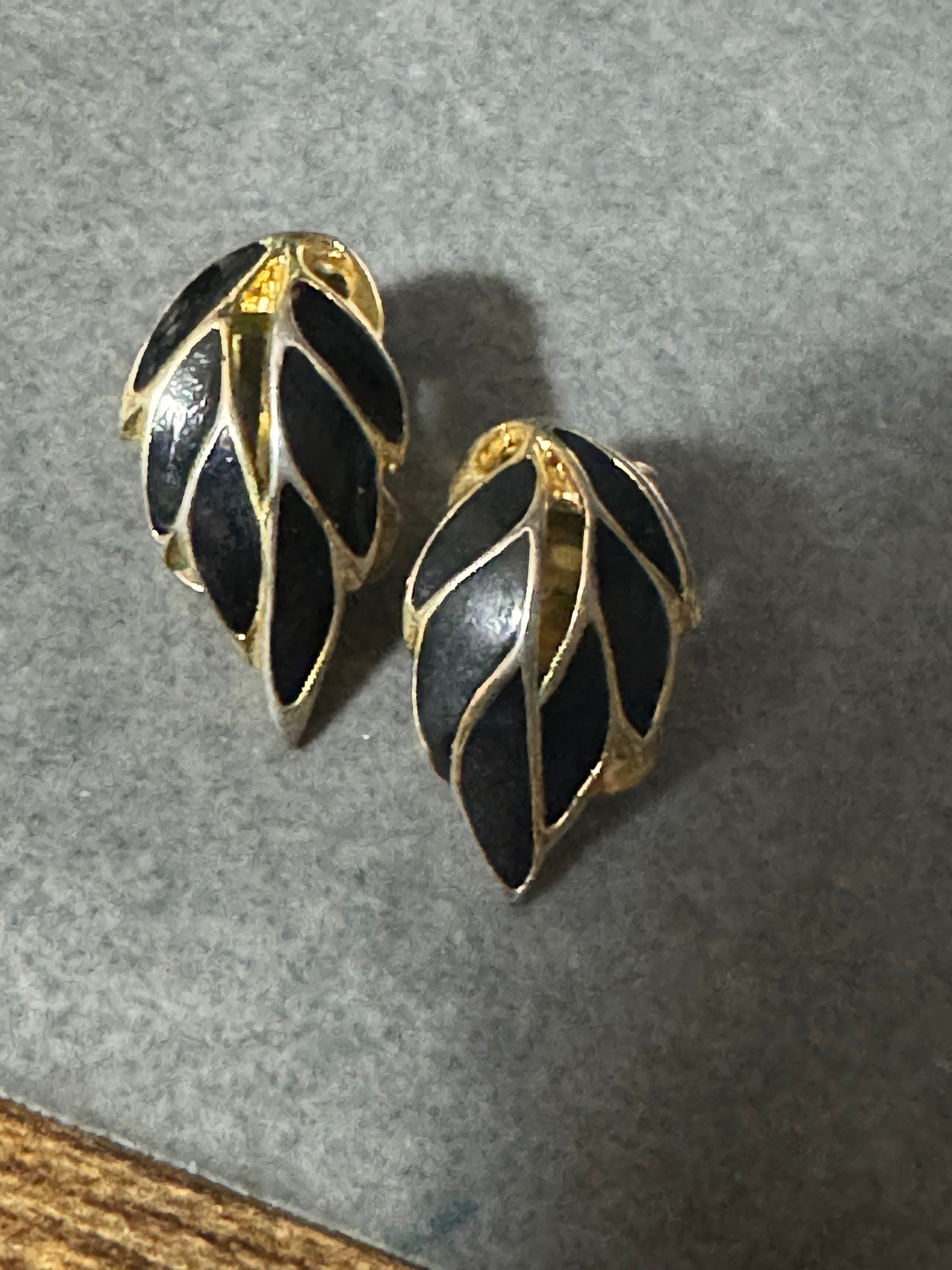 Signed SOLIEL clip on stud Leaf earrings 1980s gold tone black enamel statement designer style