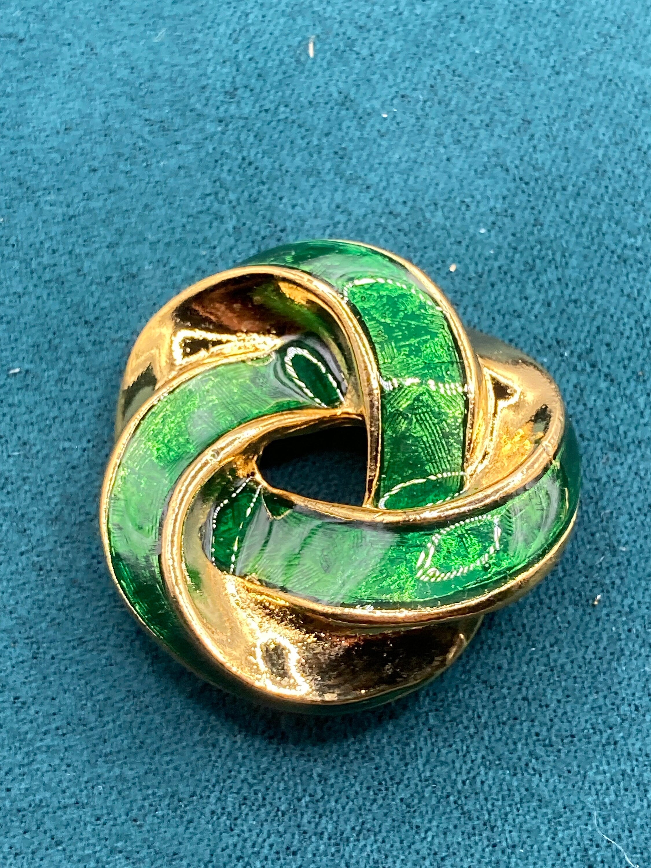 GREEN enamel eternal knot round Scarf Clip ring old shop stock True vintage gold plated