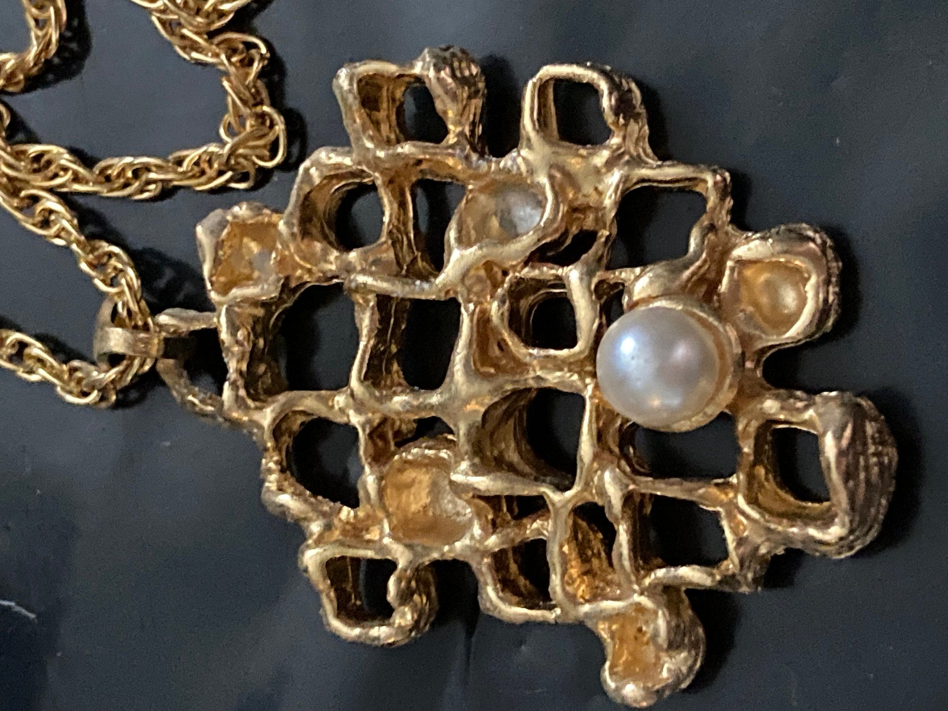 21” 70cm long 1970s brutalist gold plated modernist faux pearl pendant necklace