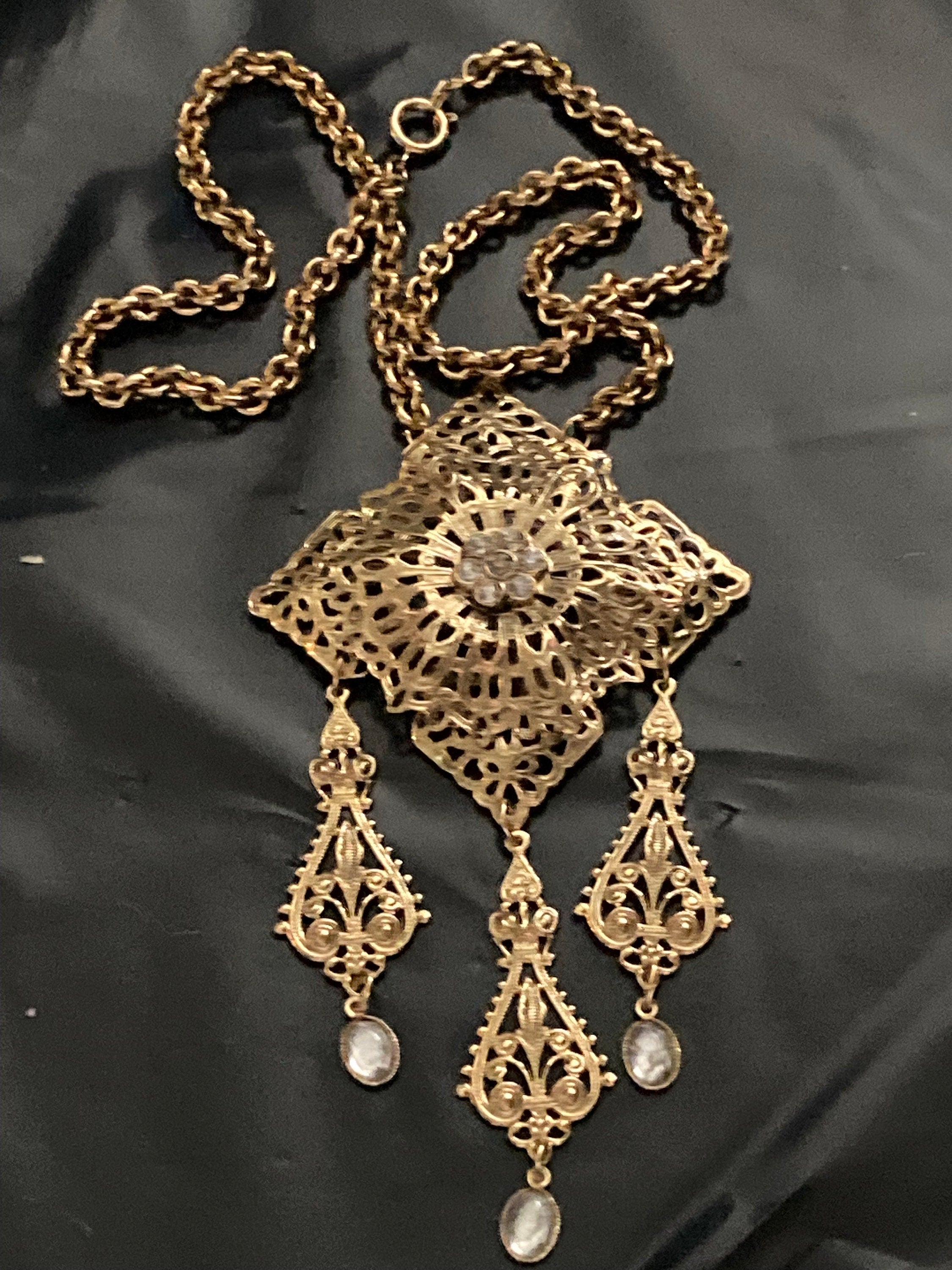 Stunning pressed gold tone filigree diamanté pendant drop necklace 49cm vintage old shop stock