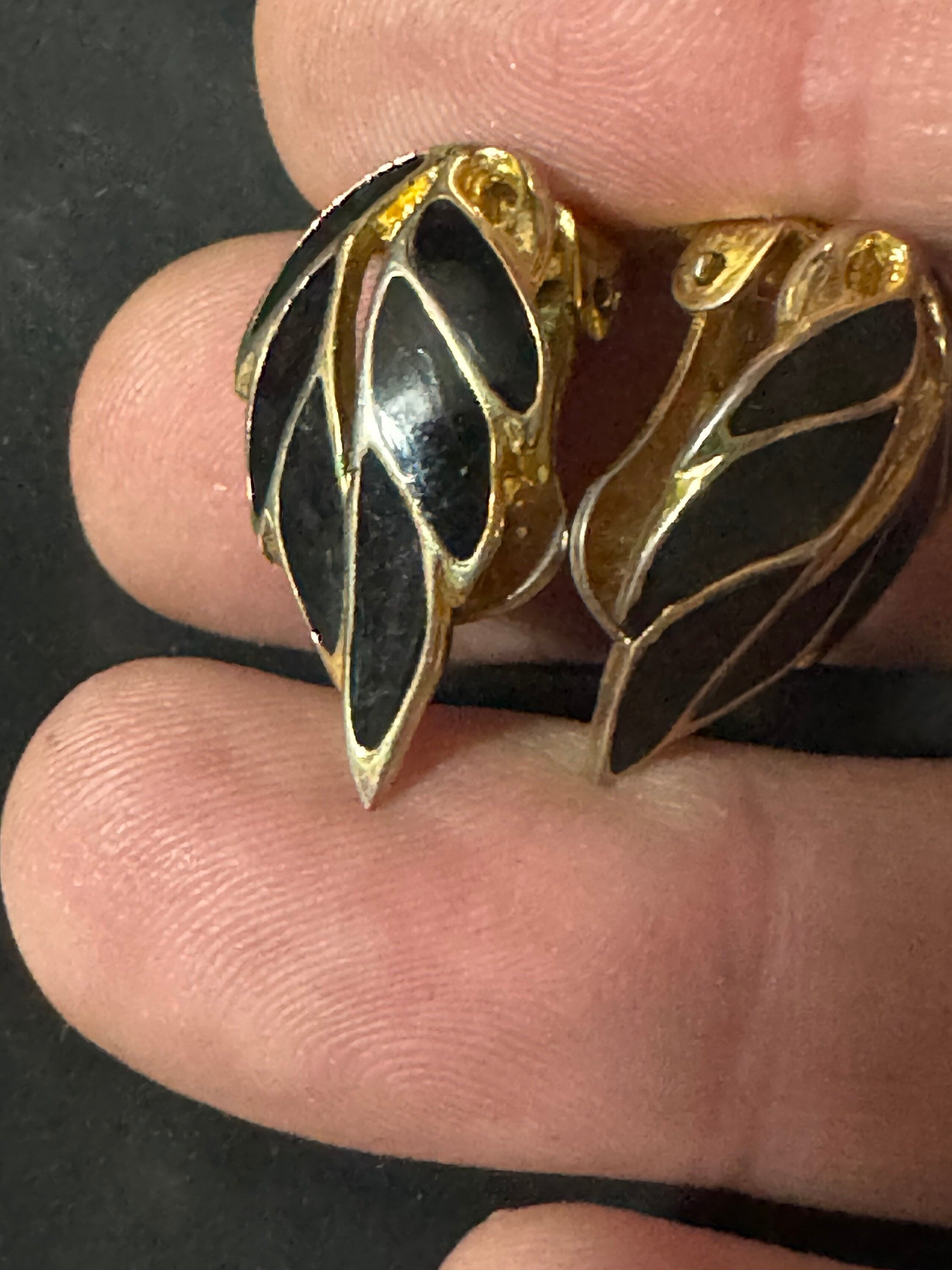 Signed SOLIEL clip on stud Leaf earrings 1980s gold tone black enamel statement designer style