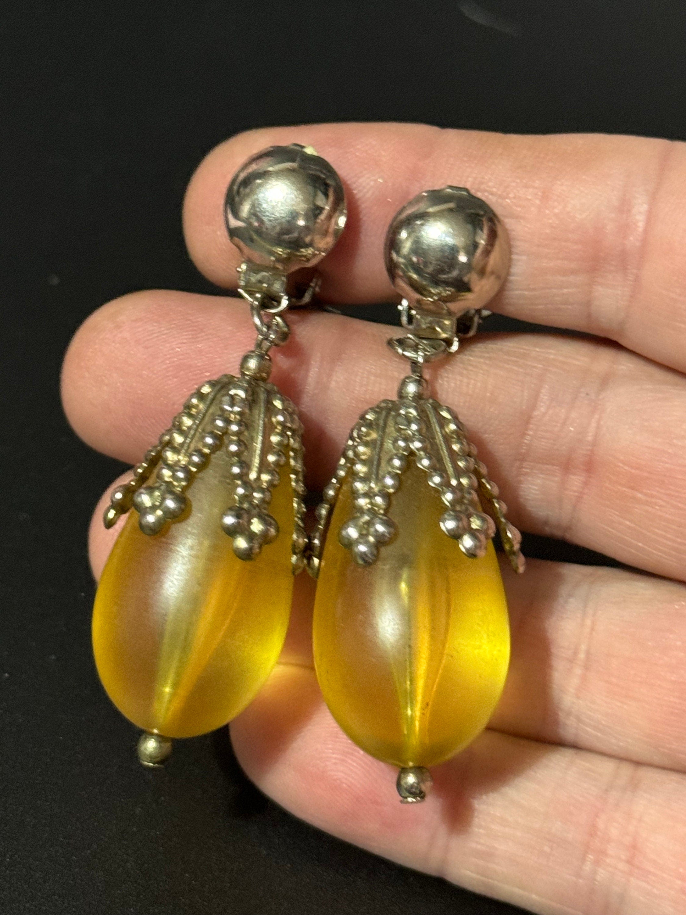 Vintage yellow amber plastic beaded dangly teardrop clip on earrings