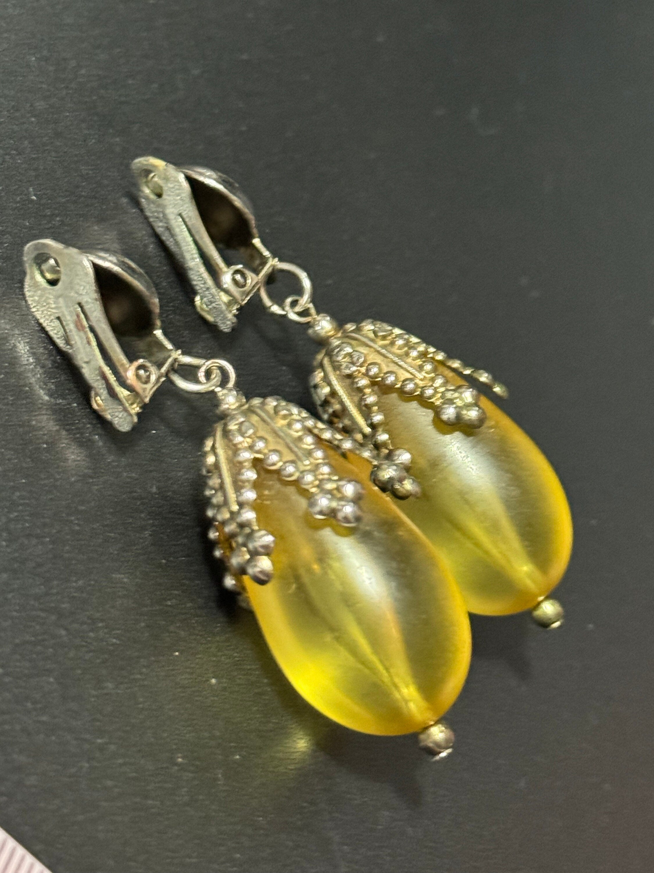 Vintage yellow amber plastic beaded dangly teardrop clip on earrings