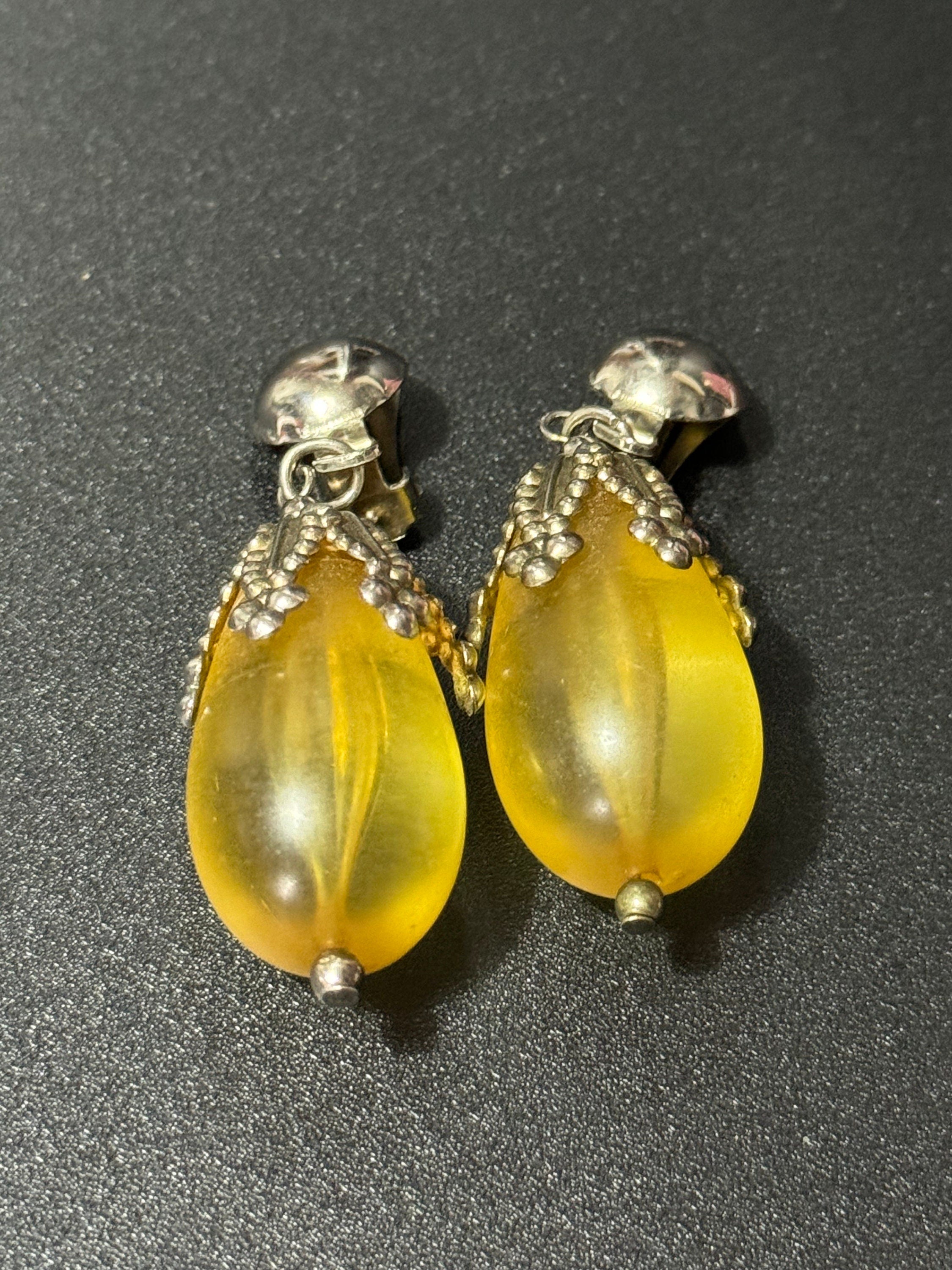 Vintage yellow amber plastic beaded dangly teardrop clip on earrings