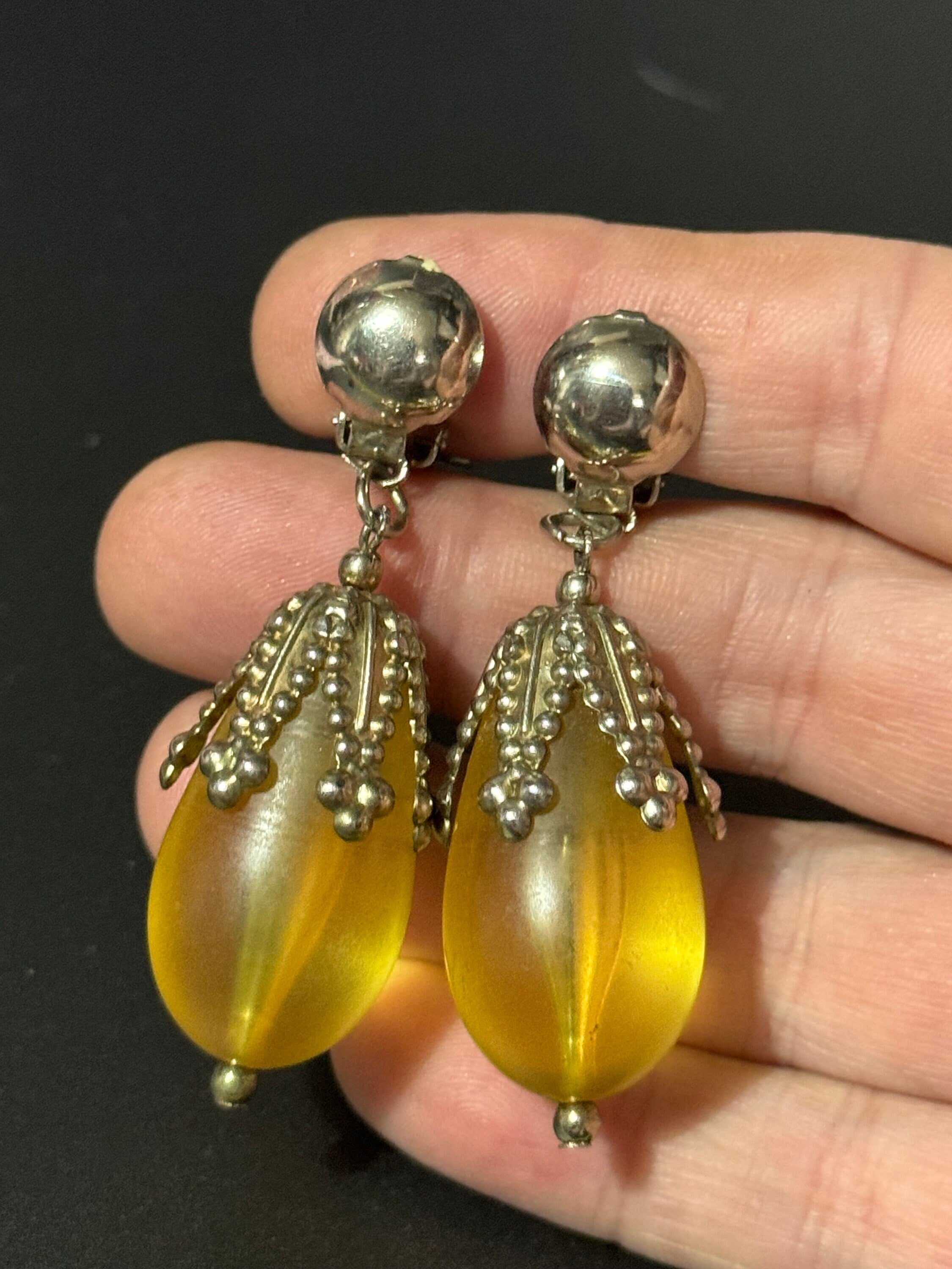 Vintage yellow amber plastic beaded dangly teardrop clip on earrings