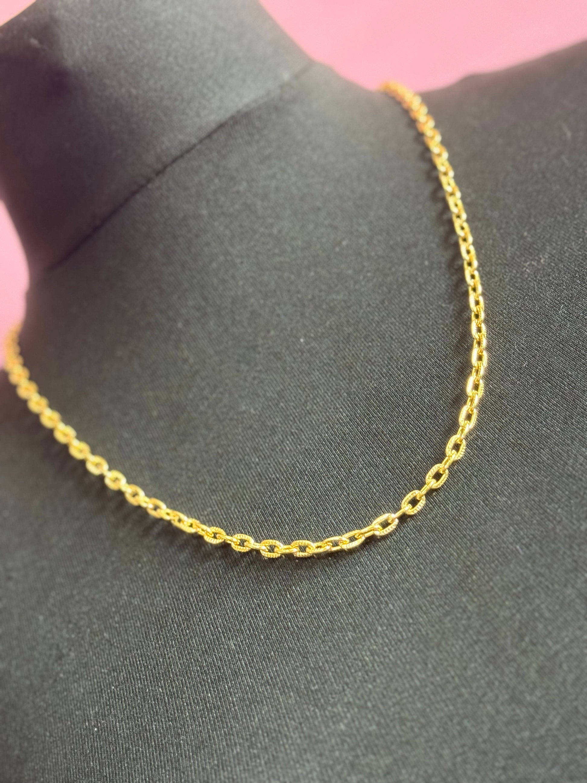 24” 61cm long 1980s gold tone textured cable link plain chain necklace