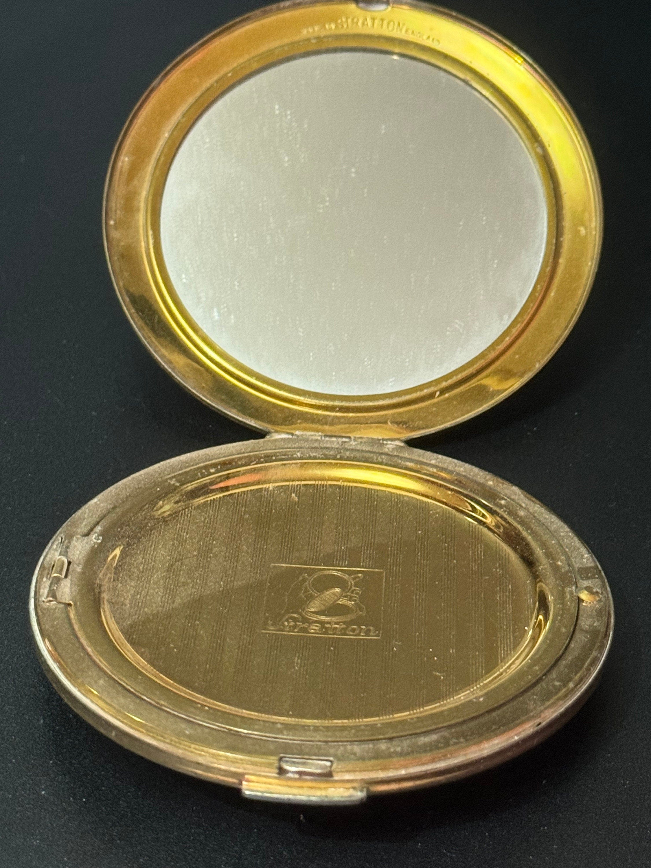 Red White flag emblem enamel Stratton powder compact gold tone