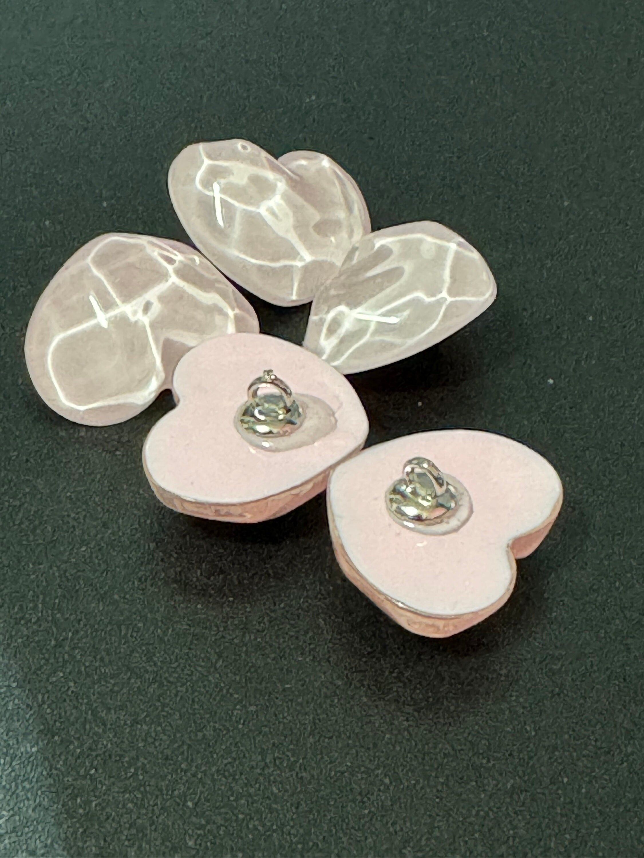 Pack 10 pc 21mm soft pale pink acrylic coloured love heart ripple buttons with metal shank