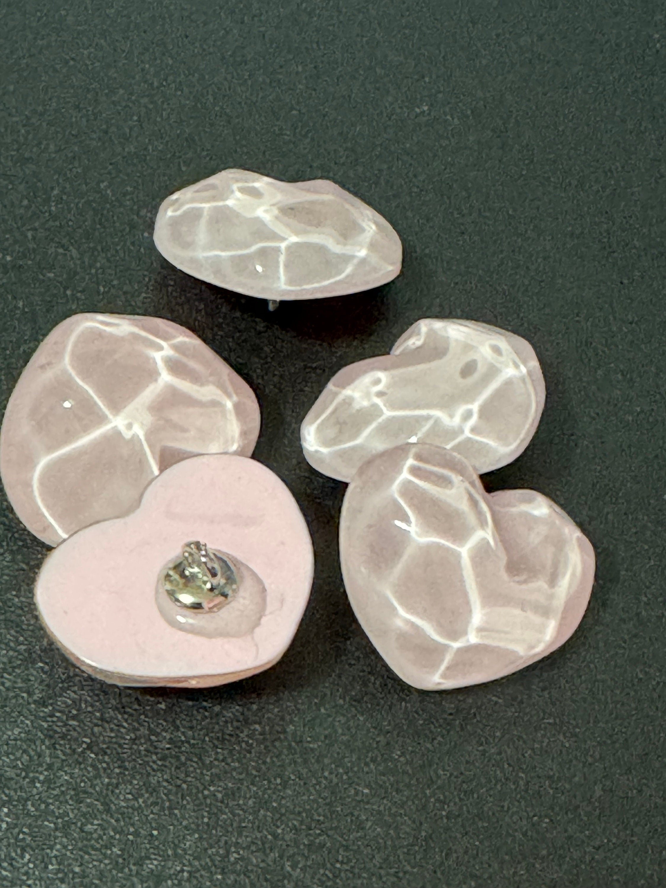 Pack 10 pc 21mm soft pale pink acrylic coloured love heart ripple buttons with metal shank