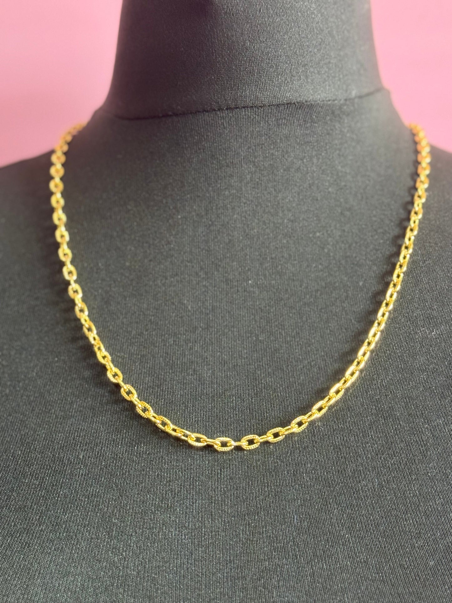 24” 61cm long 1980s gold tone textured cable link plain chain necklace