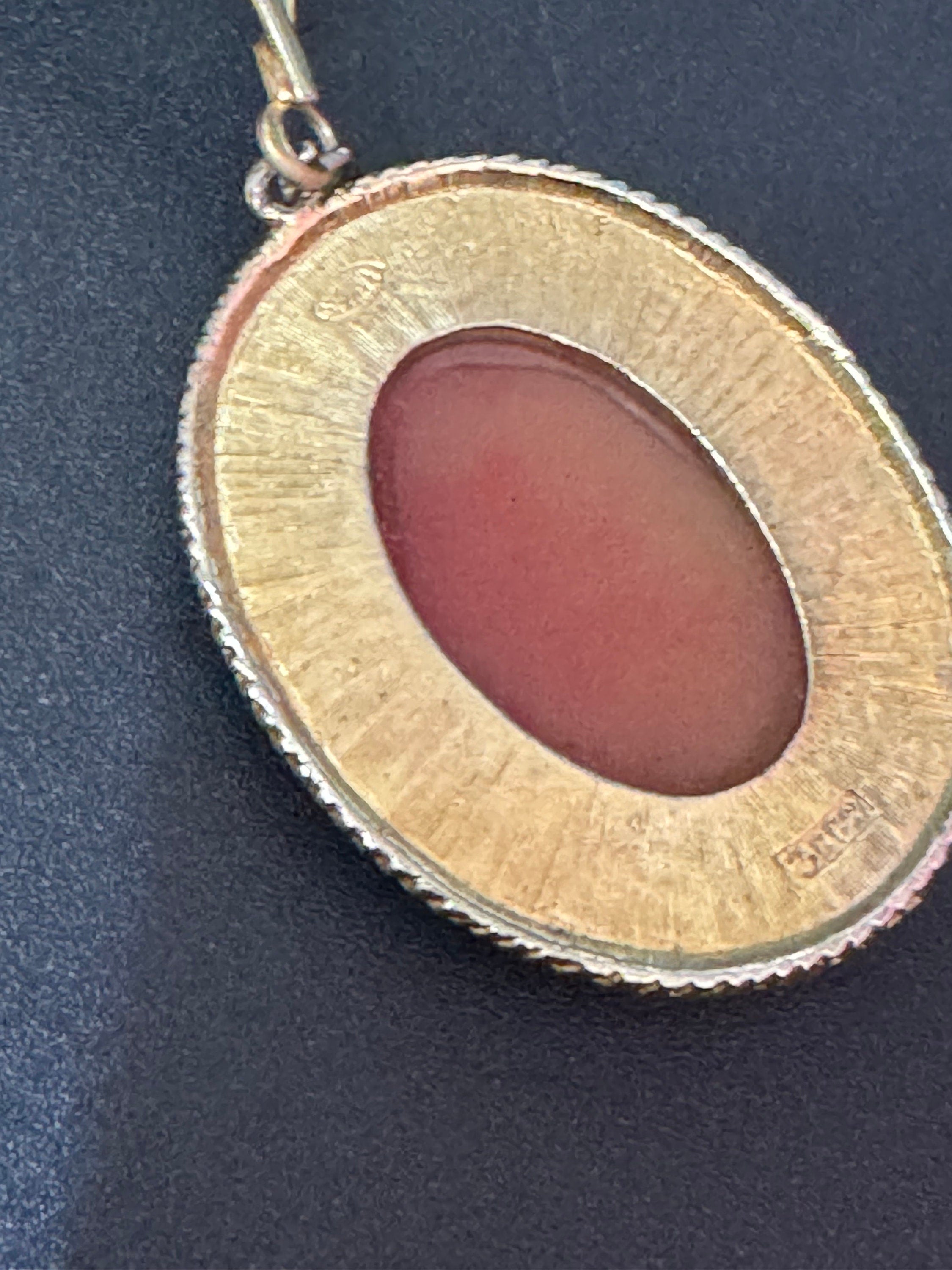 Vintage sphinx 1970s gold tone mesh chain resin oval CAMEO necklace pendant