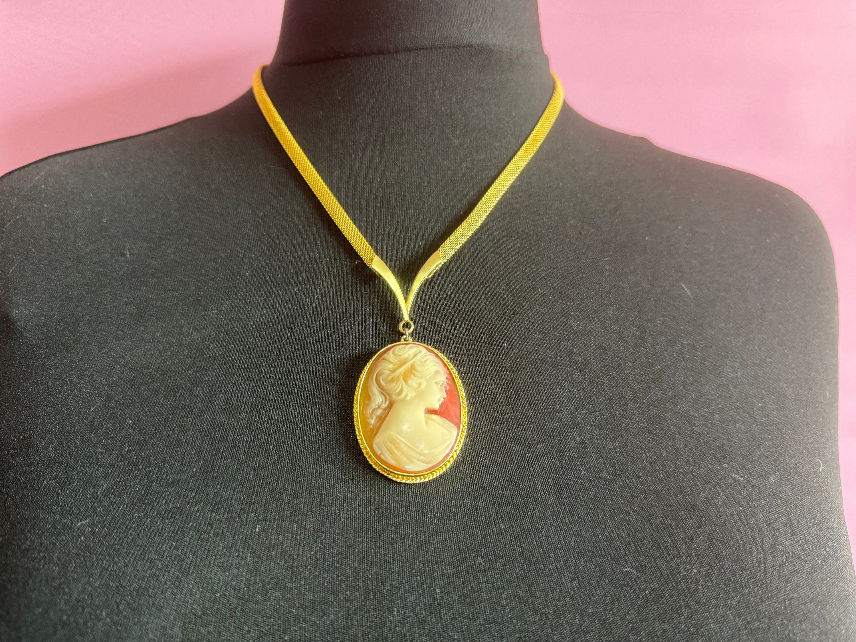 Vintage sphinx 1970s gold tone mesh chain resin oval CAMEO necklace pendant